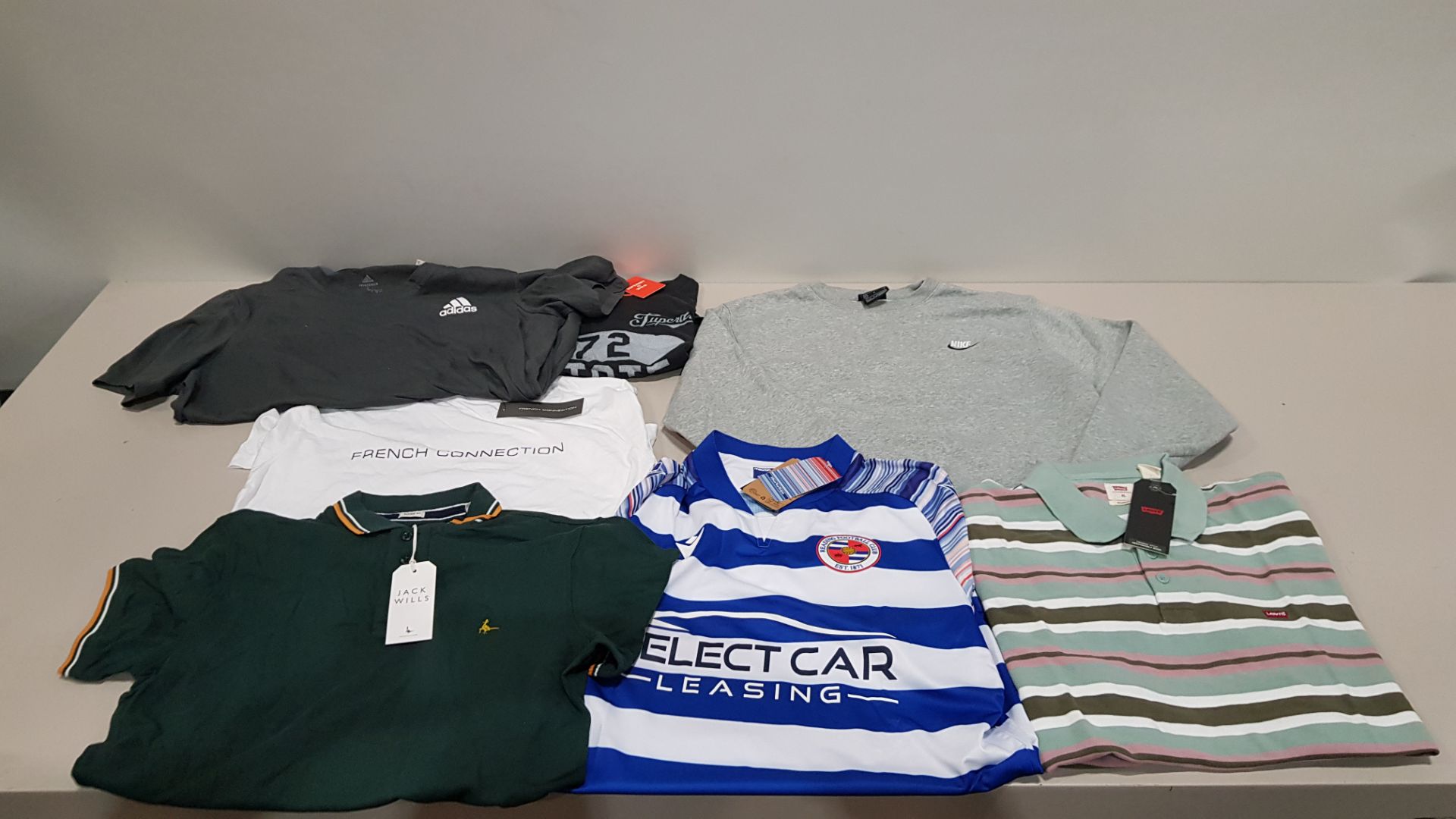 25 PIECE BRAND NEW CLOTHING LOT CONTAINING LEVIS POLO SHIRT , READING FOOTBALL CLUB JERSEY ,