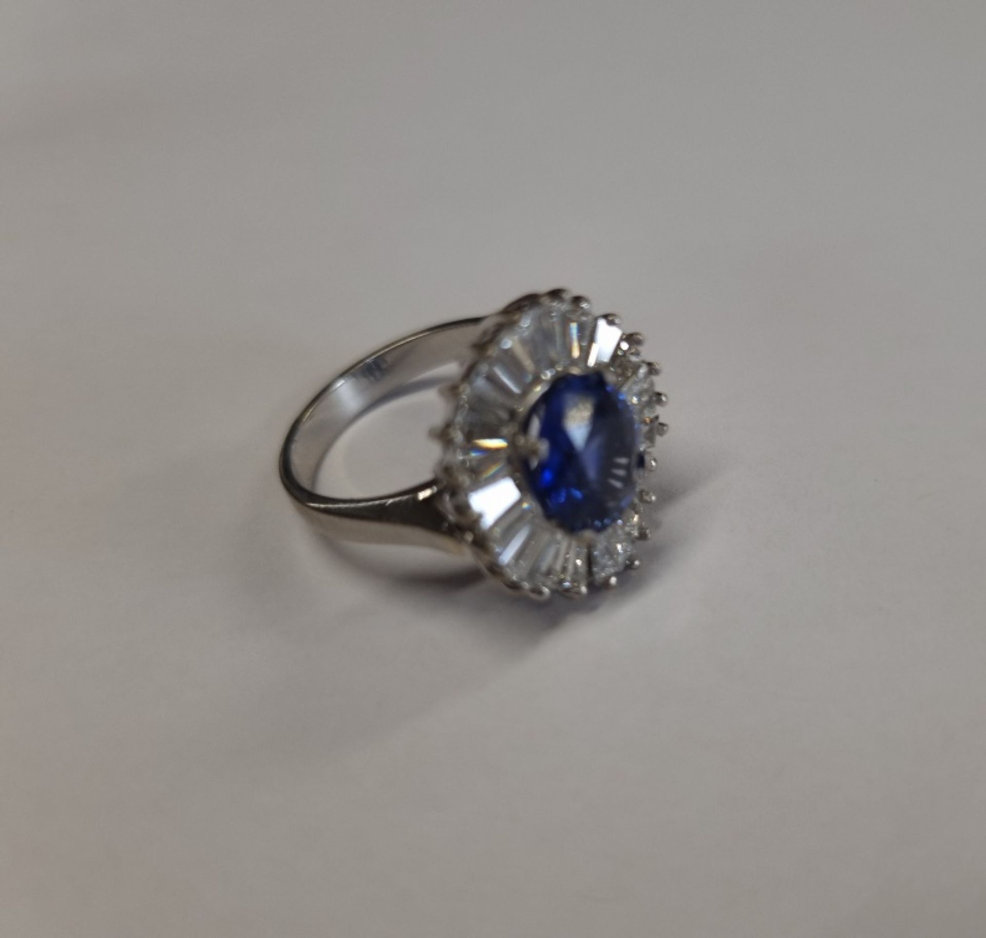 WHITE METAL (STAMPED 750) OVAL SAPPHIRE WITH TAPERED BAGUETTE DIAMOND BALLERINA CLUSTER RING - Image 3 of 7