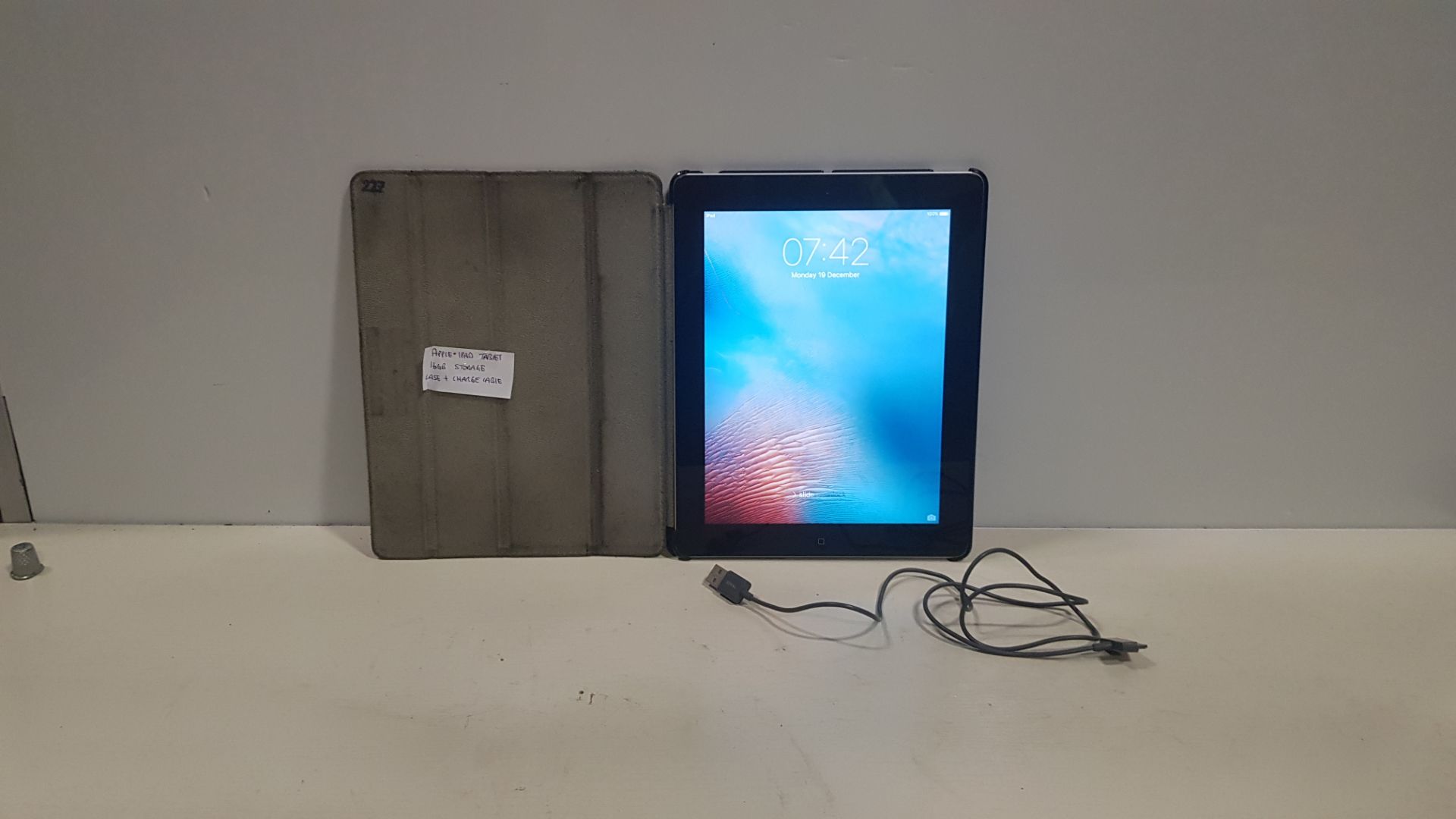 1 X APPLE IPAD 16 GB WITH CASE & CHARGE CABLE