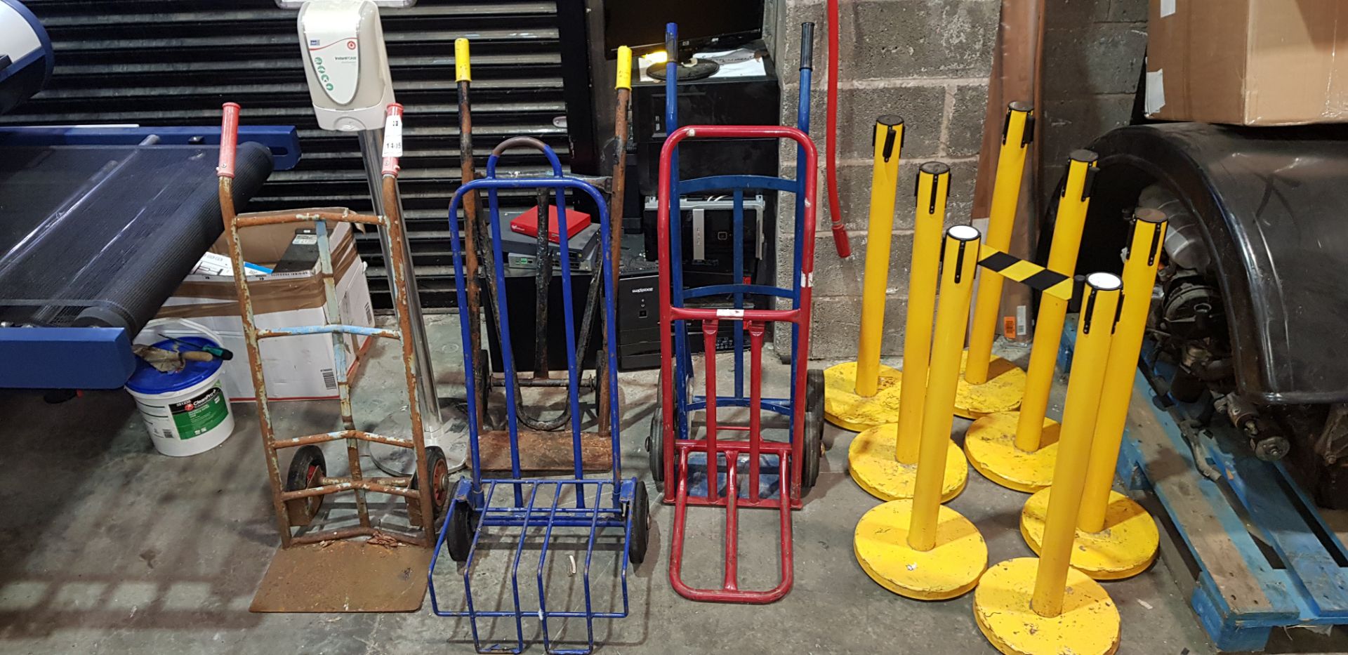 11 X PIECE MIXED LOT TO INCLUDE - 5 X WORKING SACK TRUCKS - 5 X YELLOW POST BARRIERS - 1X HAND