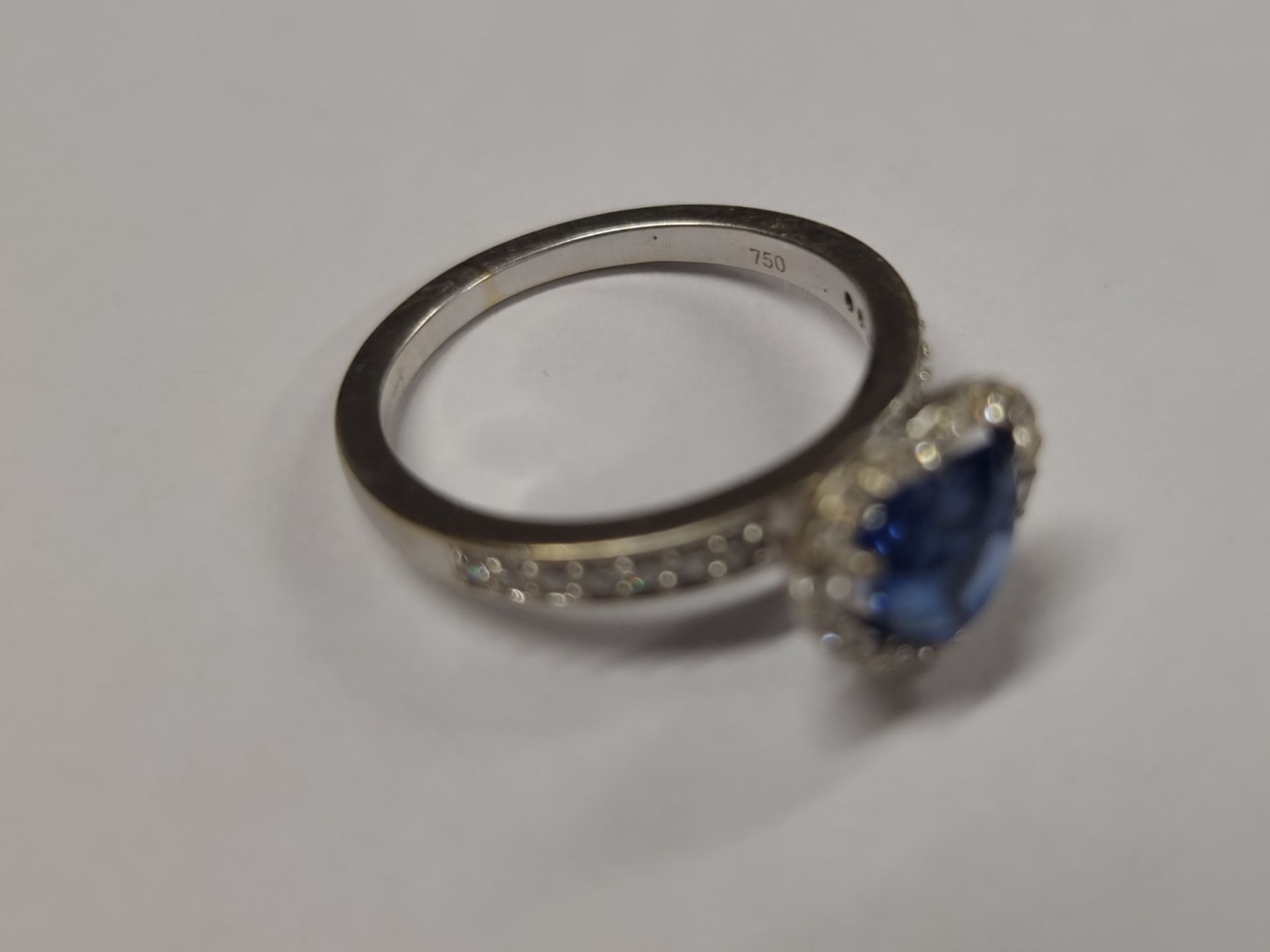 WHITE METAL (STAMPED 750) HEART SHAPE SAPPHIRE RING WITH DIAMOND SET SURROUND & SHOULDERS SAPPHIRE - Image 4 of 6