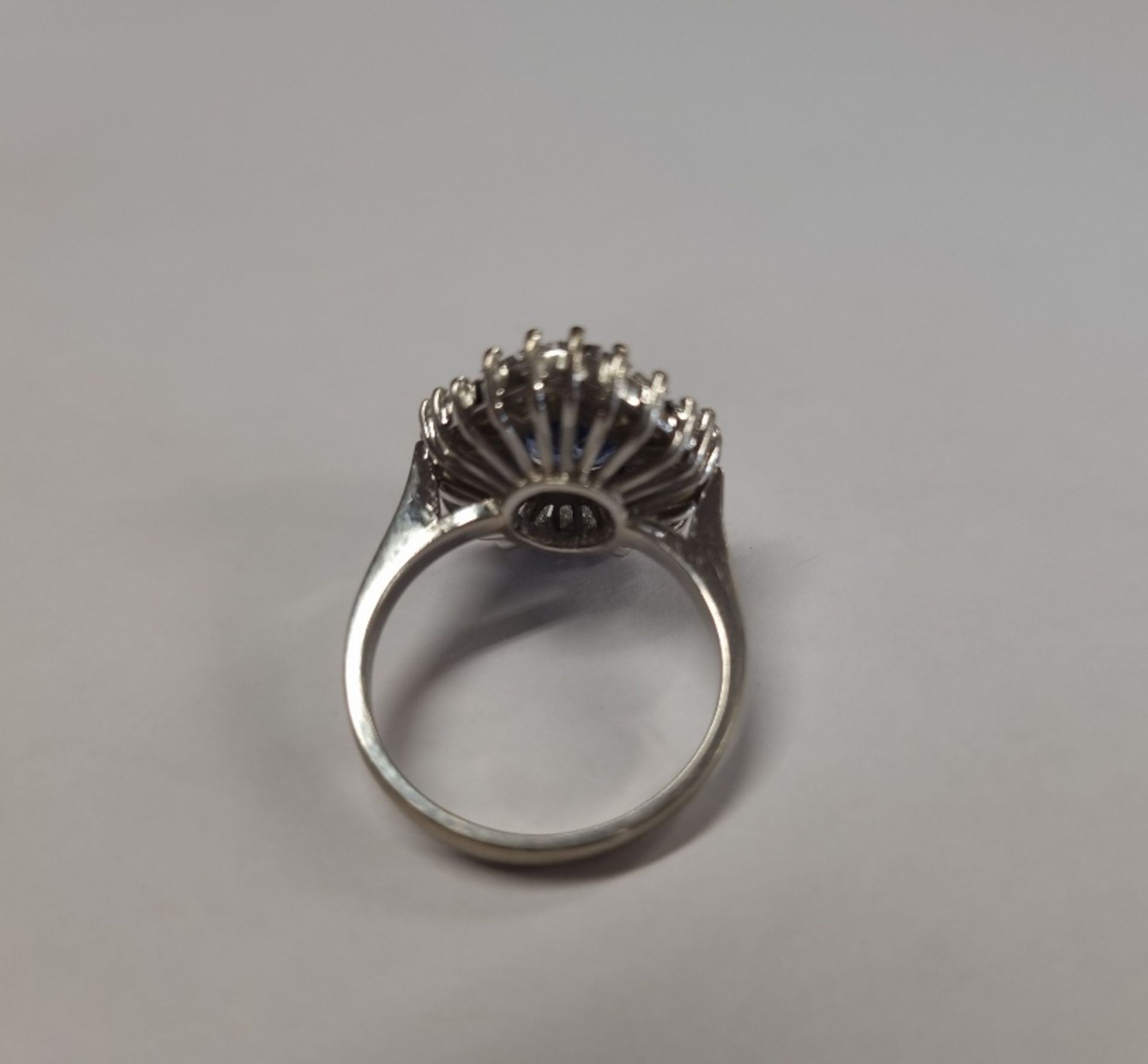 WHITE METAL (STAMPED 750) OVAL SAPPHIRE WITH TAPERED BAGUETTE DIAMOND BALLERINA CLUSTER RING - Image 4 of 7