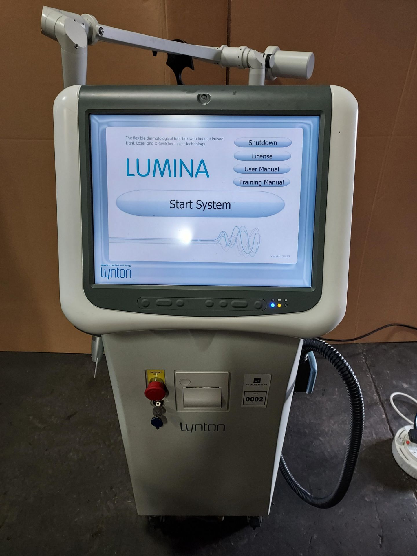LYNTON LUMINA 650 ADVANCE MEDICAL FLASHLAMP SYSTEM S/N LUM - 538, MANUFACTURE DATE 2009 (WITH HAND - Image 2 of 2