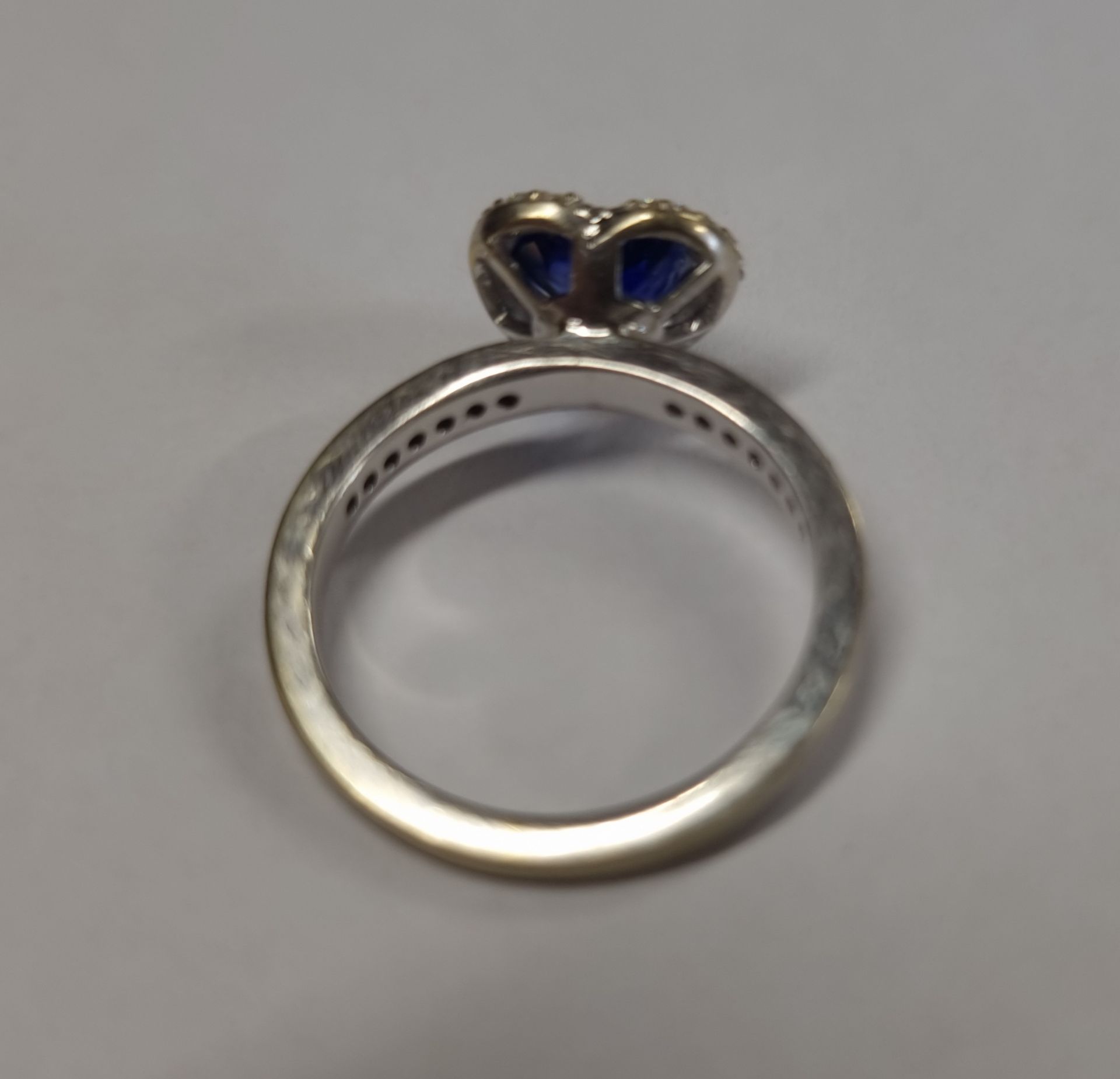 WHITE METAL (STAMPED 750) HEART SHAPE SAPPHIRE RING WITH DIAMOND SET SURROUND & SHOULDERS SAPPHIRE - Image 5 of 6
