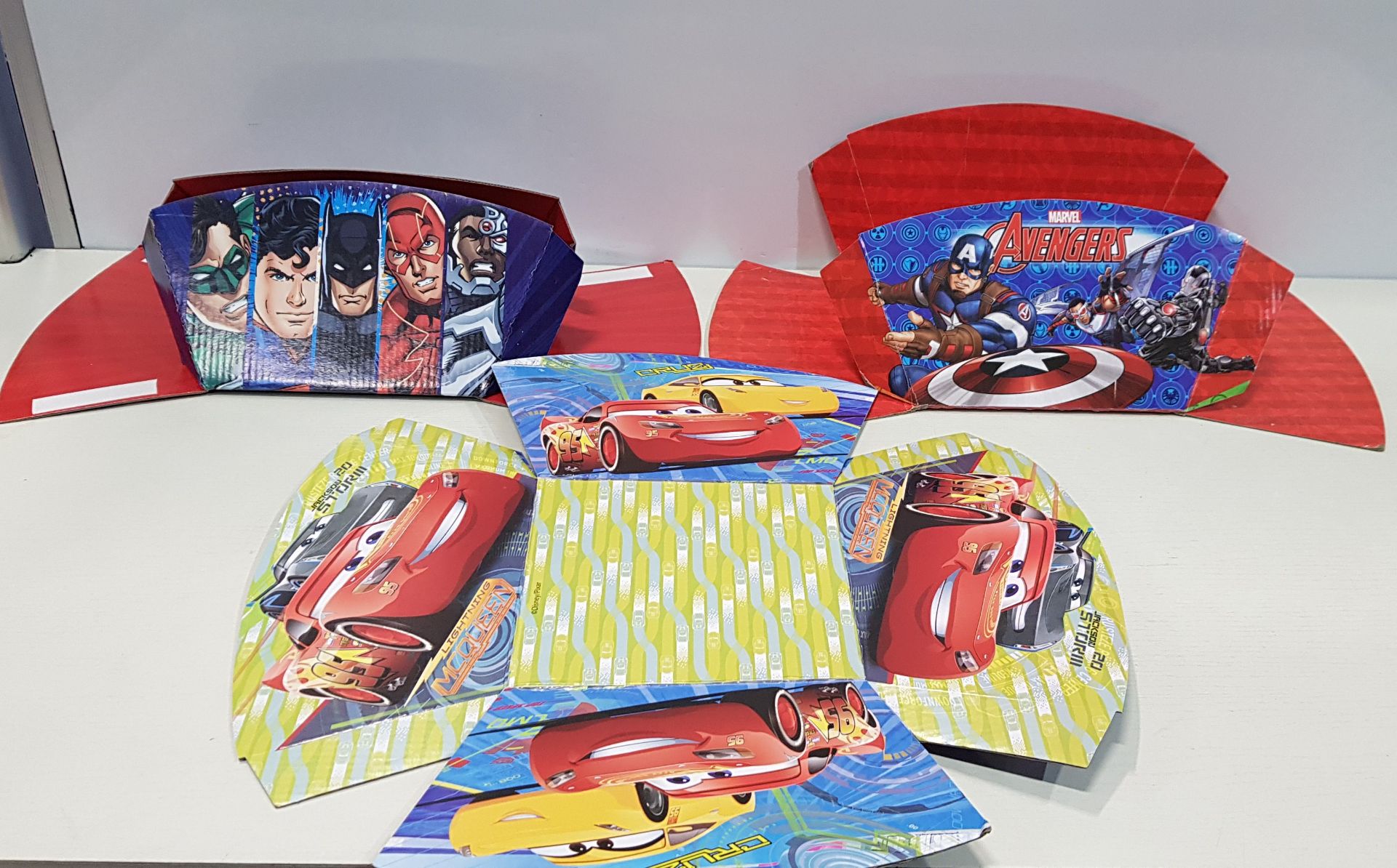 720 X BRAND NEW CARDBOARD FOLD UP PARTY BOWLS IN VARIOUS DESIGNS I.E AVENGERS - JUSTICE LEAGUE AND
