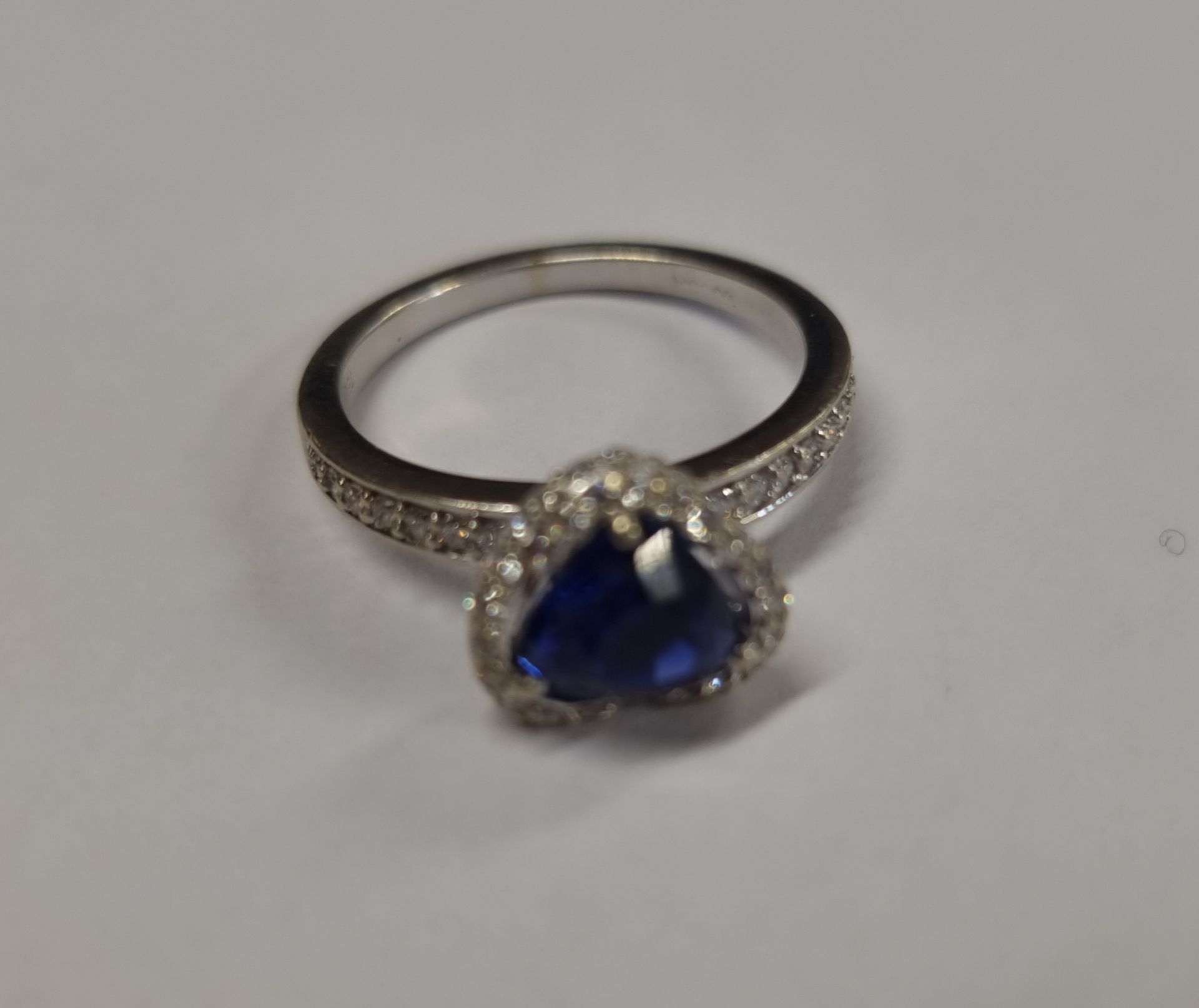 WHITE METAL (STAMPED 750) HEART SHAPE SAPPHIRE RING WITH DIAMOND SET SURROUND & SHOULDERS SAPPHIRE - Image 6 of 6