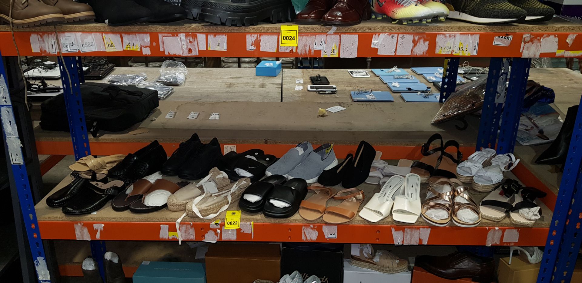 17 X PIECE BRAND NEW MIXED SHOE LOT CONTAINING DOROTHY PERKINS HEELED SHOES AND SANDALS, PULL AND