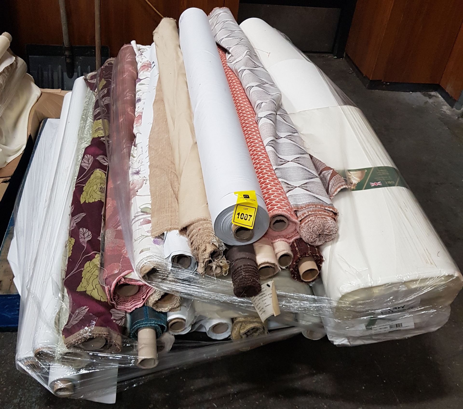 APPROX 30 X BRAND NEW FULL & PART ROLLS OF CURTAIN / LINING MATERIAL IN VARIOUS LENGTHS, DESIGNS &