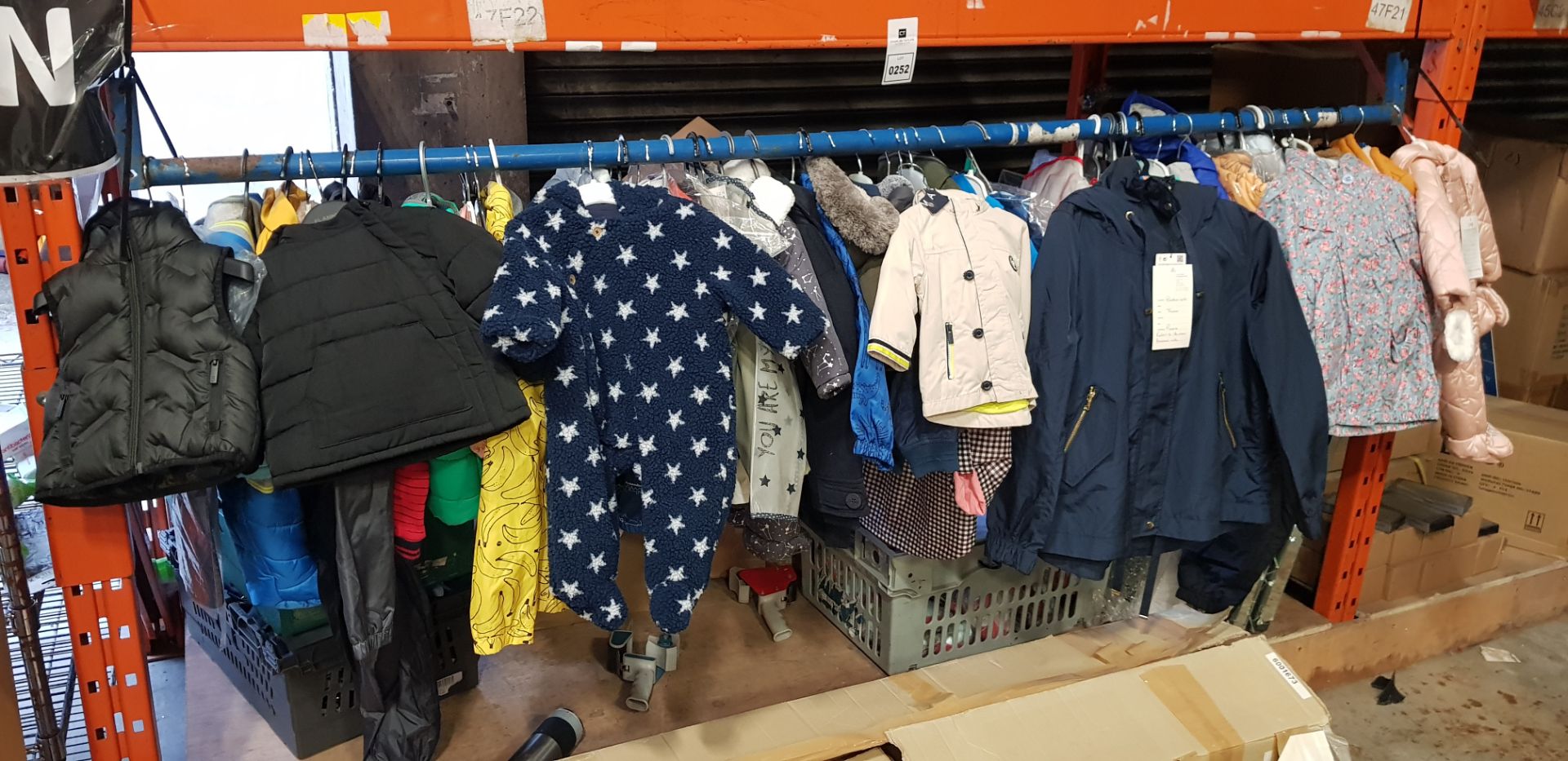 55 X BRAND NEW MIXED KIDS JACKETS / ONE PIECE BODY SUITS CLOTHING LOT TO INCLUDE BRITMINI BABYS