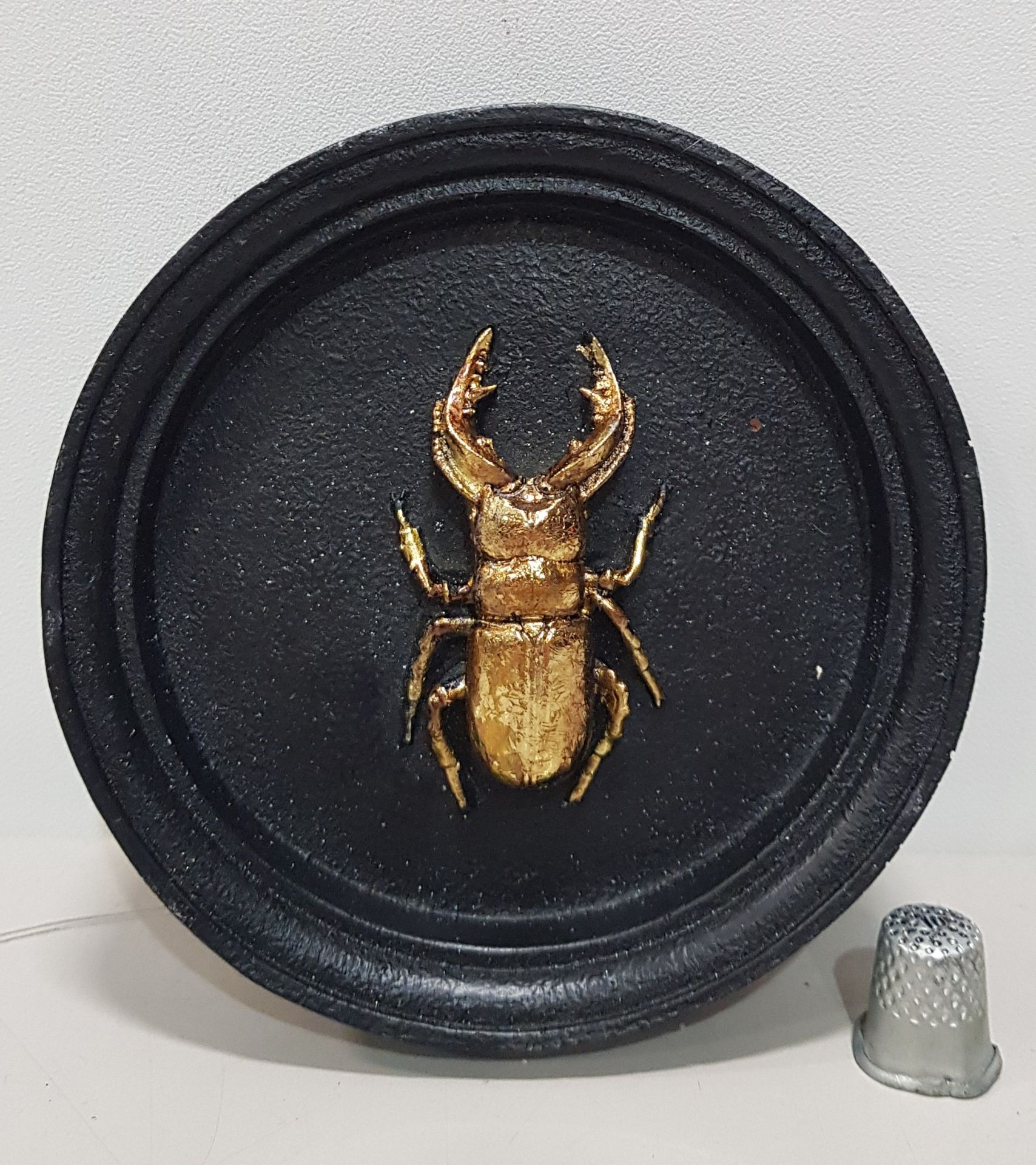 64 X BRAND NEW THE VINTAGE GARDEN ROOM BLACK AND GOLD BEETLE WALL DÉCOR SIZE 11.5CM CIRCUMFERENCE IN