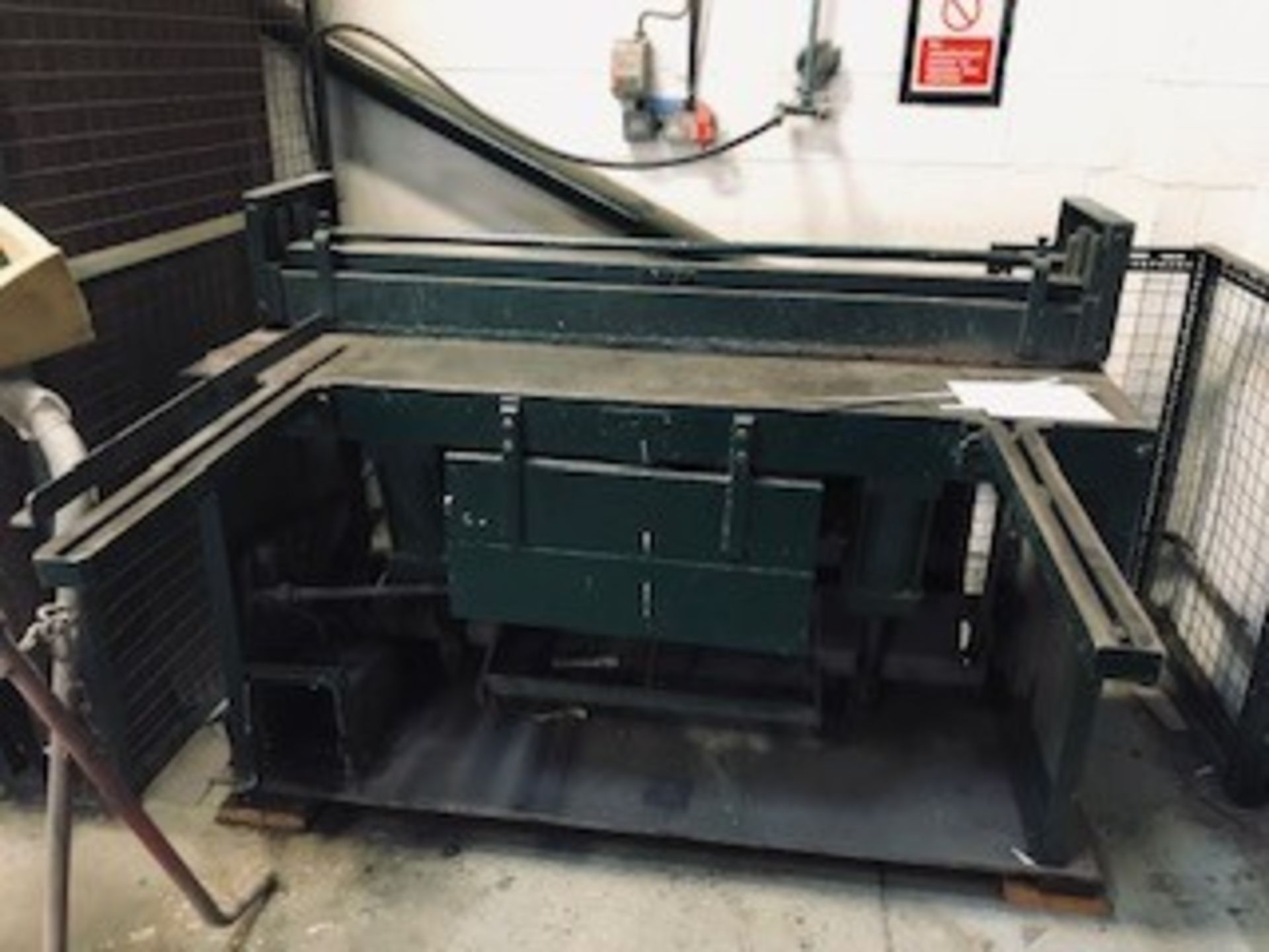 4FT GREEN METAL TREADLE OPERATED METAL GUILLOTINE *** PLEASE NOTE THIS ASSET IS LOCATED IN
