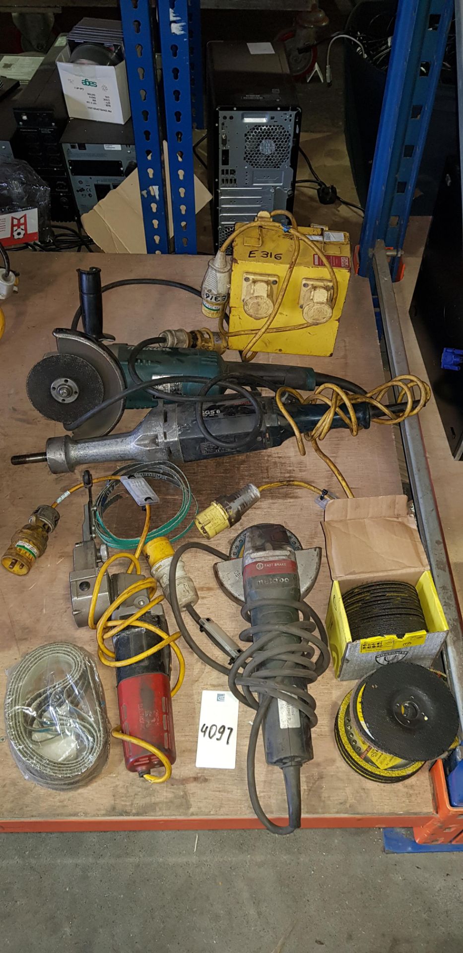 5 X MIXED LOT CONTAINING - METABO ANGLE GRINDER WITH VARIOUS CUTTING DISC - MAKITA ANGLE GRINDER - 1