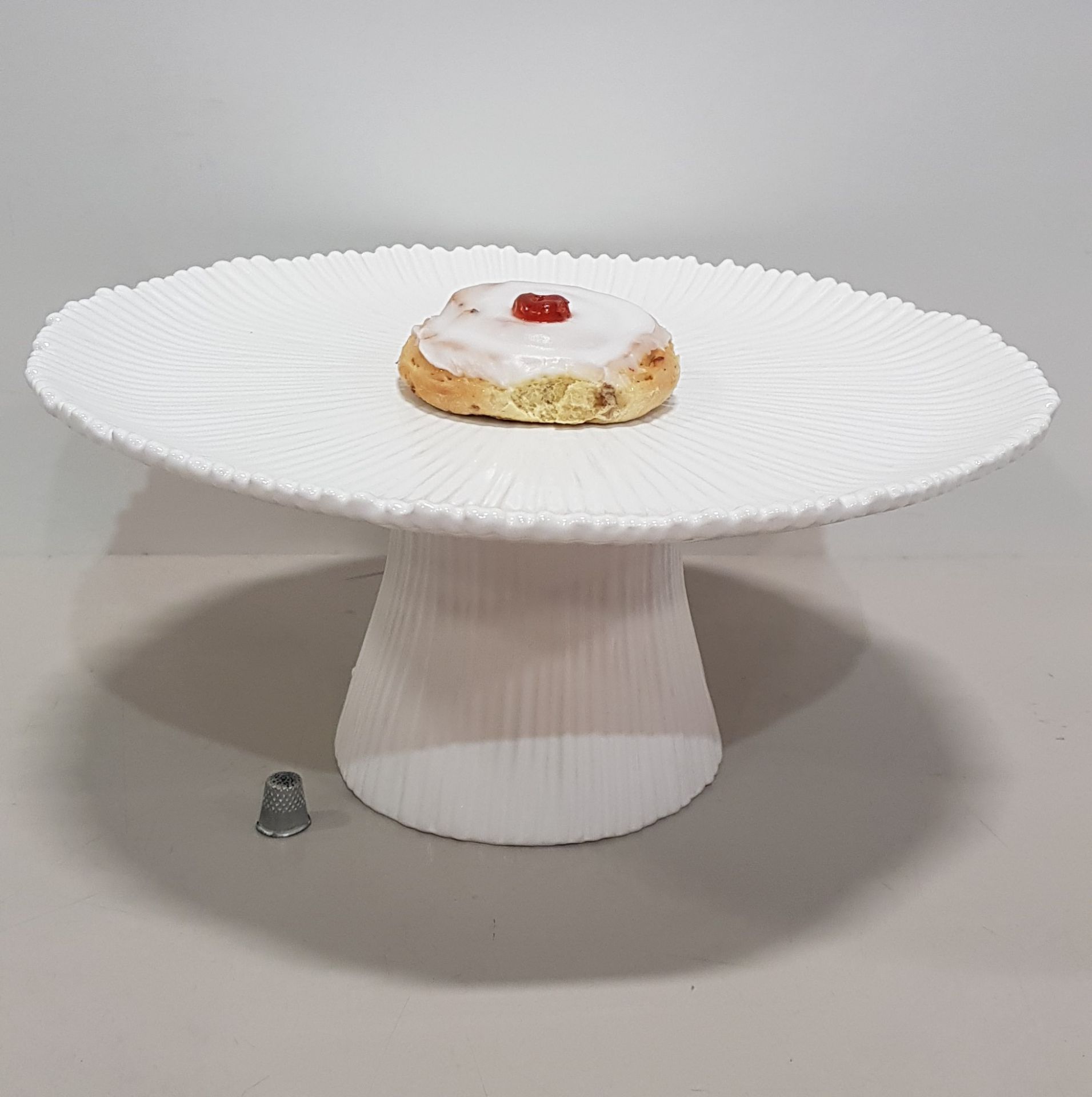 12 X BRAND NEW THE VINTAGE GARDEN ROOM WHITE CERAMIC CAKE STAND IN 6 BOXES - HEIGHT-16CM - WIDTH-