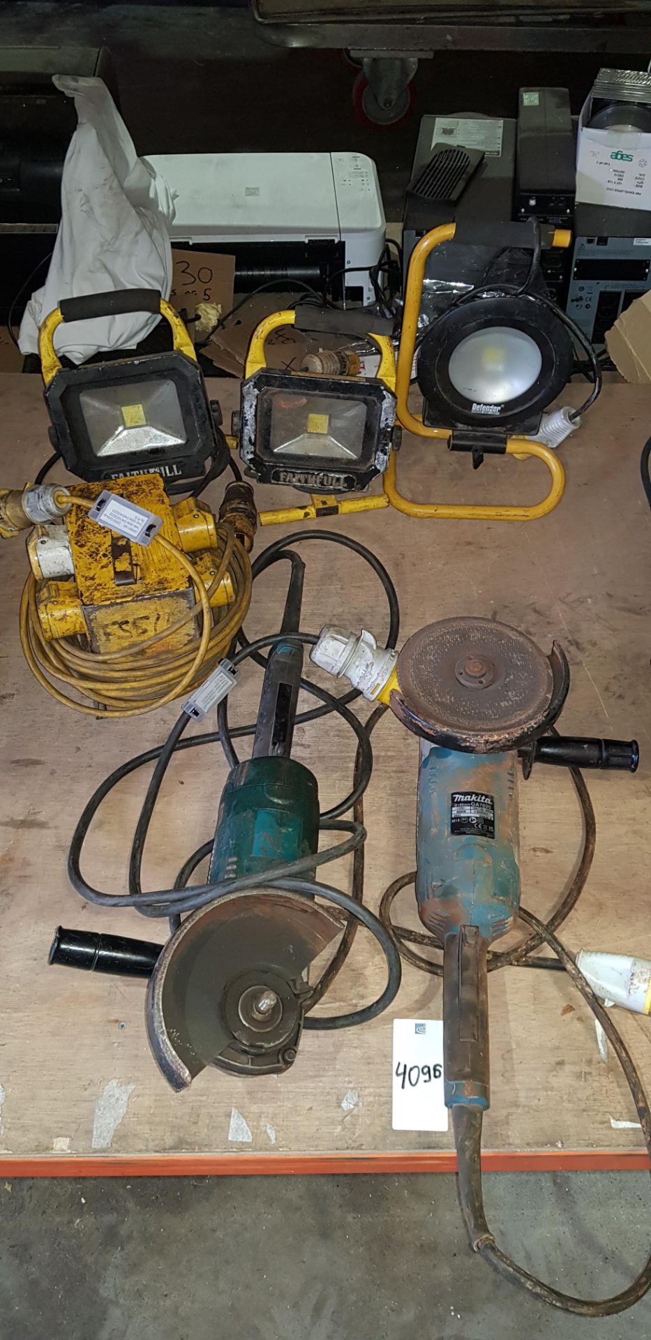 6 X MIXED LOT CONTAINING - 2 X MAKITA 180MM 110 V ANGLE GRINDERS - 3 X WORK LIGHTS - 1 X 110 VOLTS
