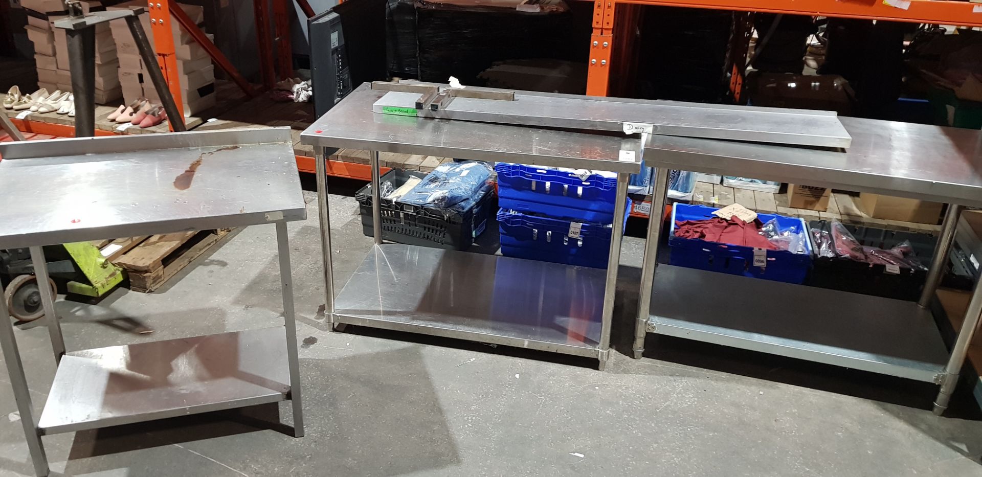 4 X PIECE LOT TO INCLUDE STAINLESS STEEL PREP TABLES AND 1X SHELF - IN VARIOUS SIZES