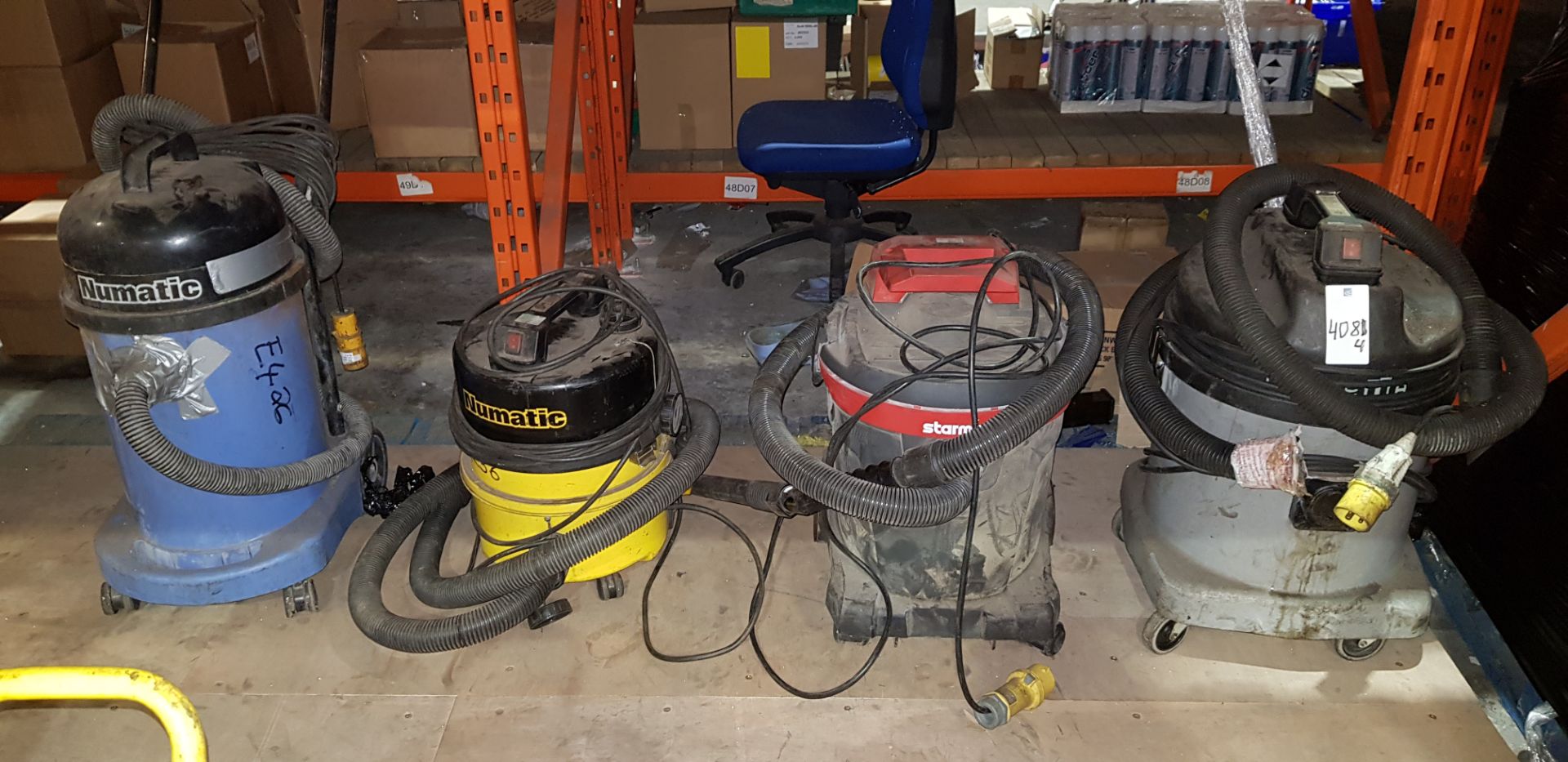 4 X MIXED INDUSTRIAL HOOVER LOT TO INCLUDE 3X NUMATIC HOOVERS AND 1X STARMIX HOOVER