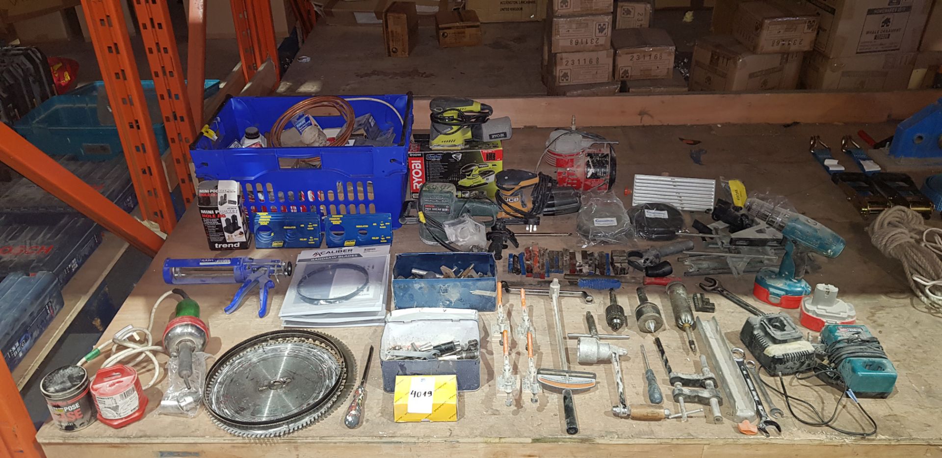 HALF BAY MIXED LOT CONTAINING - FULL TRAY OF VARIOUS SCREWS - RYOBI SANDER - BOSCH SANDER - JCB