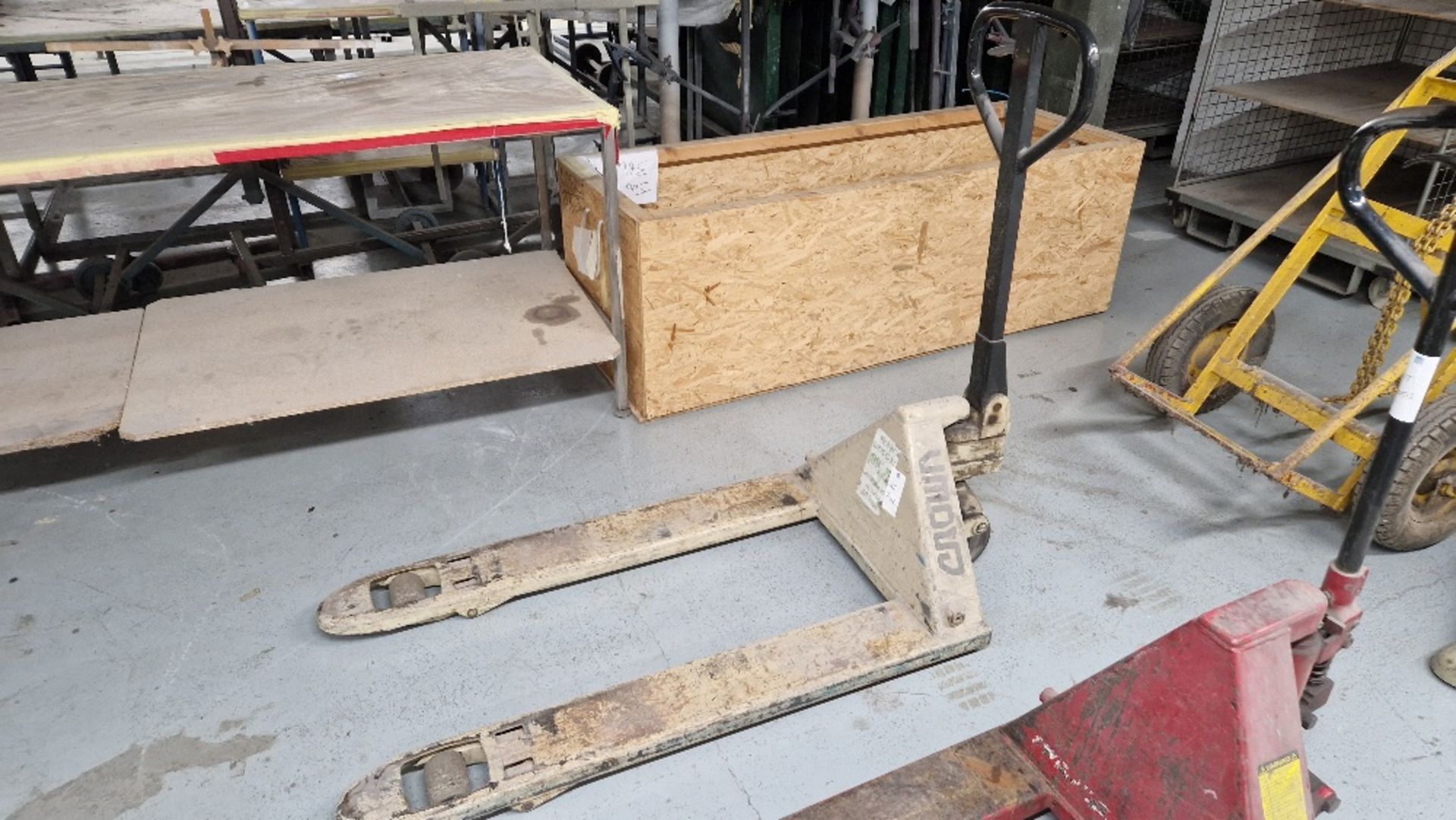 CROWN PALLET TRUCK *** PLEASE NOTE THIS ASSET IS LOCATED IN COVENTRY - CV7 *** ACCESS WILL BE