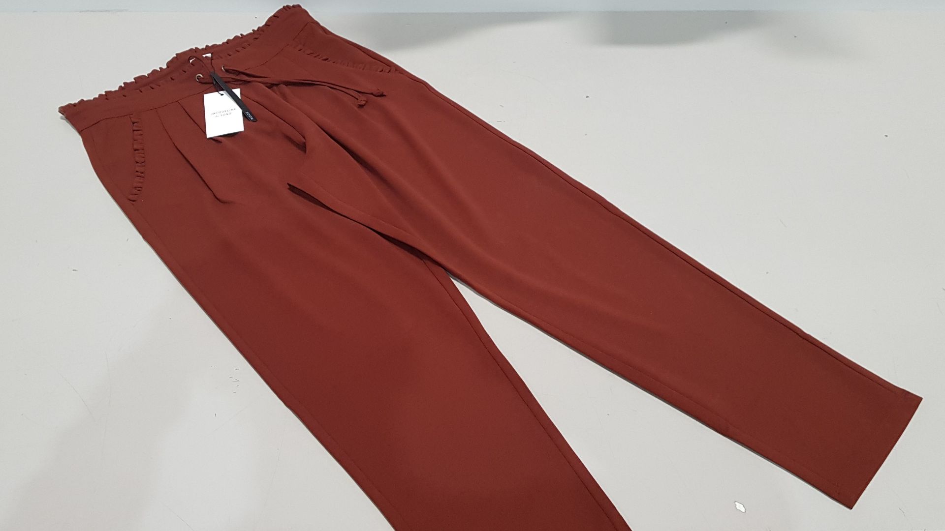 40 X BRAND NEW JACQUELINE DE YONG SMOKE PAPRIKA CATIA NOOS PANTS - SIZE XS