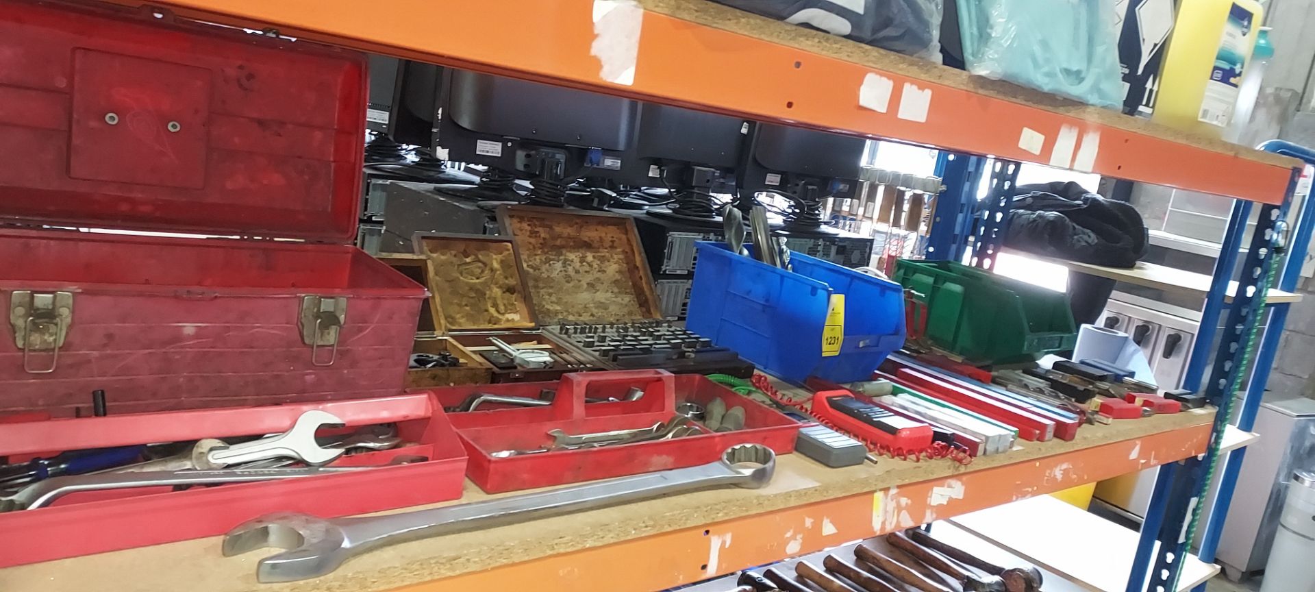 FULL SHELF TOOL LOT CONTAINING FULL TRAY OF VARIOUS SIZED DRILL BITS / VARIOUS MILLING DRILL