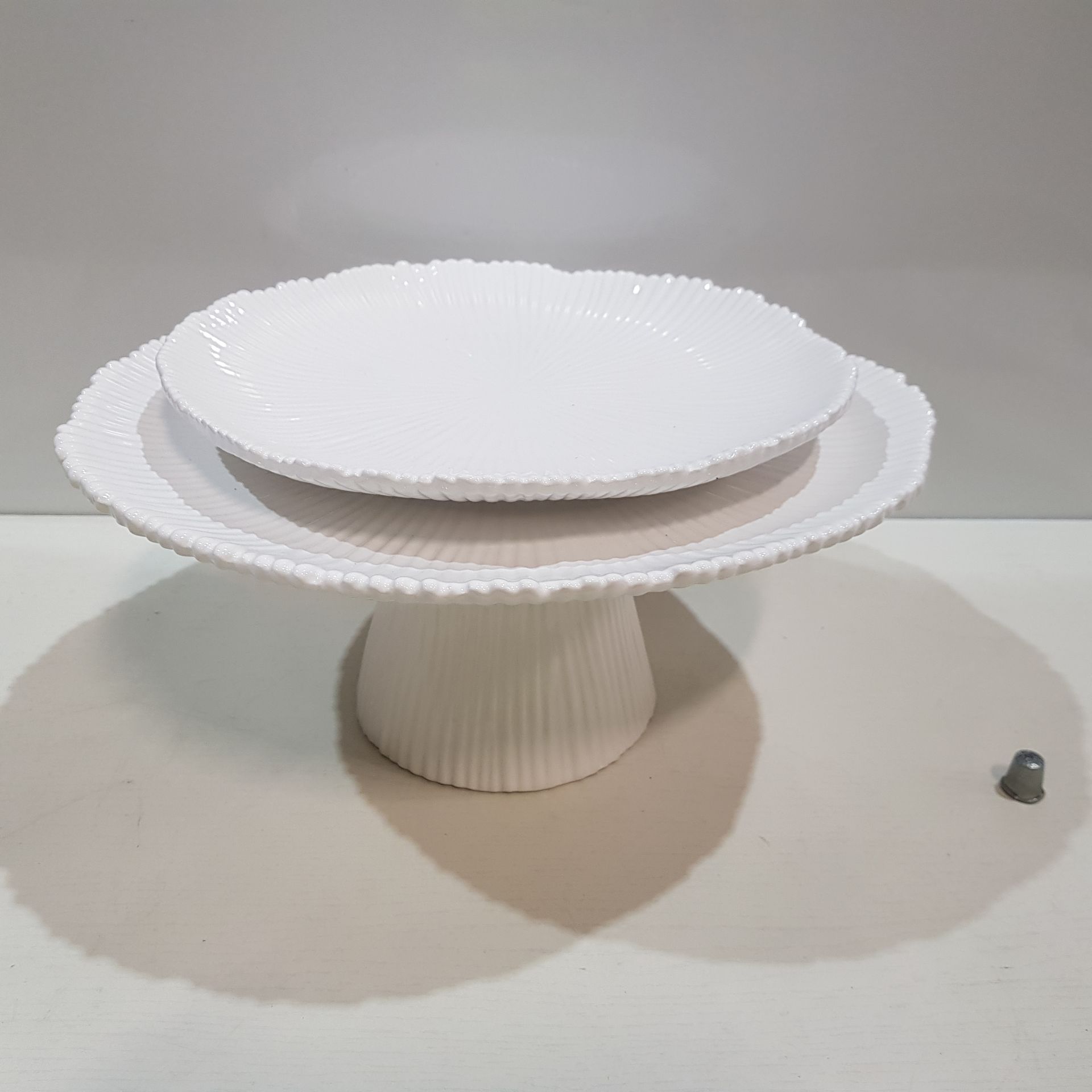 32 X BRAND NEW THE VINTAGE GARDEN ROOM WHITE CERAMIC CAKE STAND WITH MATCHING WHITE CERAMIC PLATES