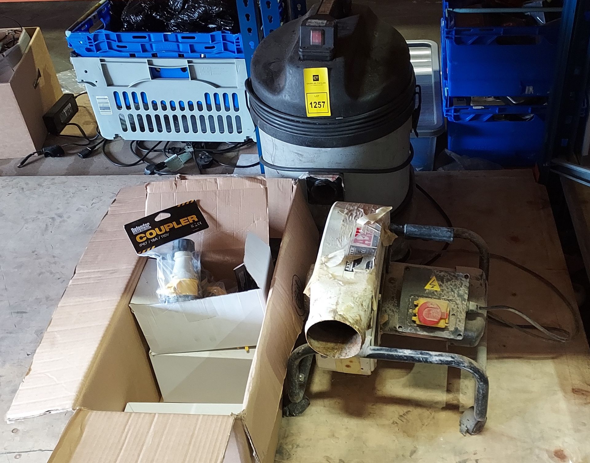 MIXED TOOL LOT TO INCLUDE 1 X AXMINISTER INDUSTRIAL EXTRACTOR 1 X UNBRANDED NEUMATIC VACUUM