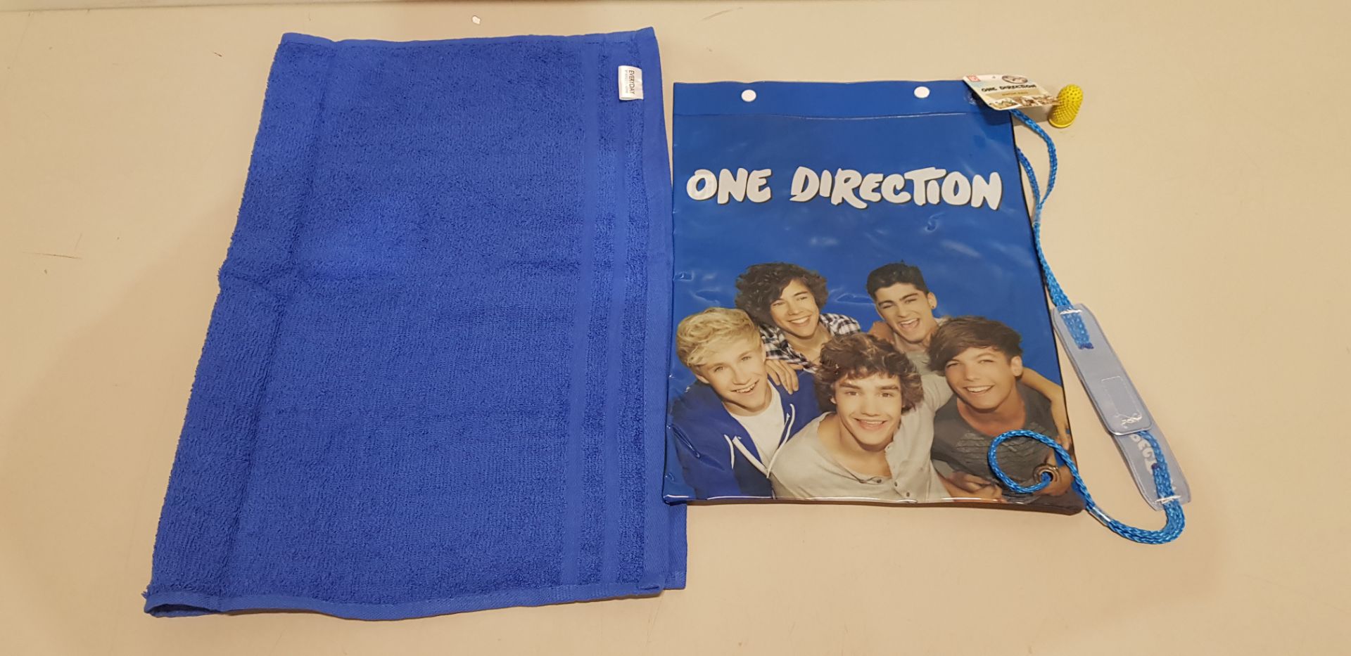 150 X BRAND NEW ONE DIRECTION SET CONTAINING ONE DIRECTION SWIMMING BAG AND 1X TOWEL SIZE 70CM X