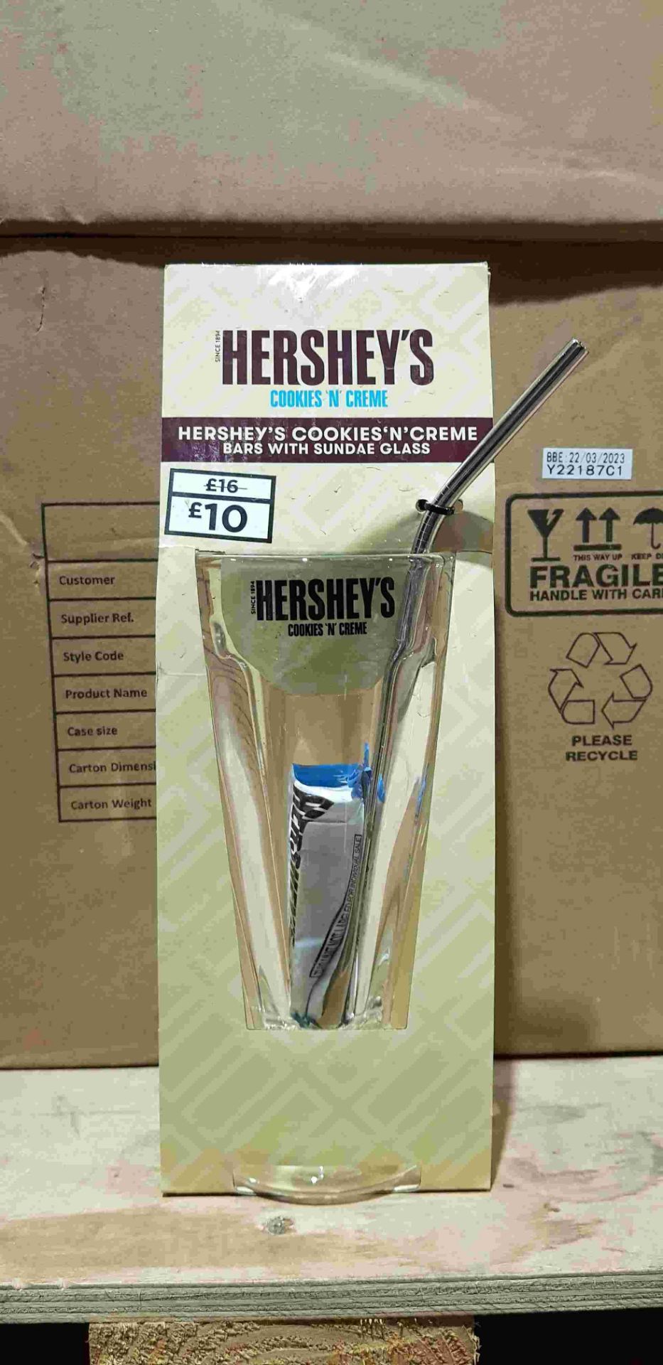 96 SETS OF BRAND NEW HERCHEYS COOKIES AND CRÈME BARS WITH SUNDAE GLASS WITH METAL STRAW ( BBE : 22/