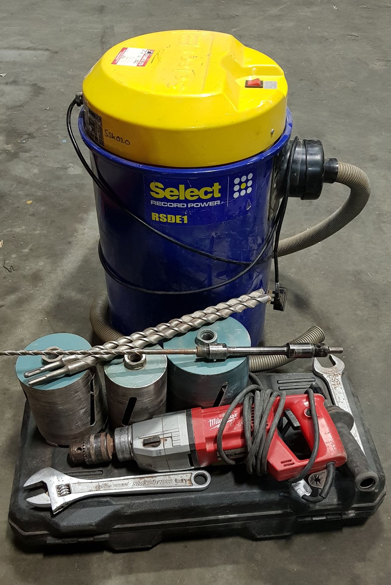 2 PIECE MIXED LOT CONTAINING - 1 X MILWAUKEE DIAMOND CORE DRILL - MN-DD2-160XE - 240V - WITH DRILL