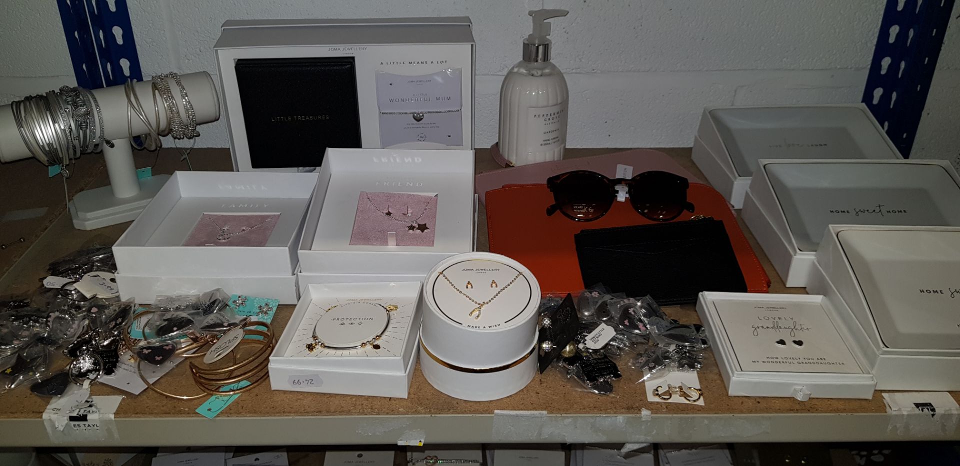 5 SHELVES BRAND NEW MIXED LOT CONTAINING LARGE AMOUNT OF JEWELLERY TO INLCUDE BRACELETS / NECKLACE / - Image 4 of 6
