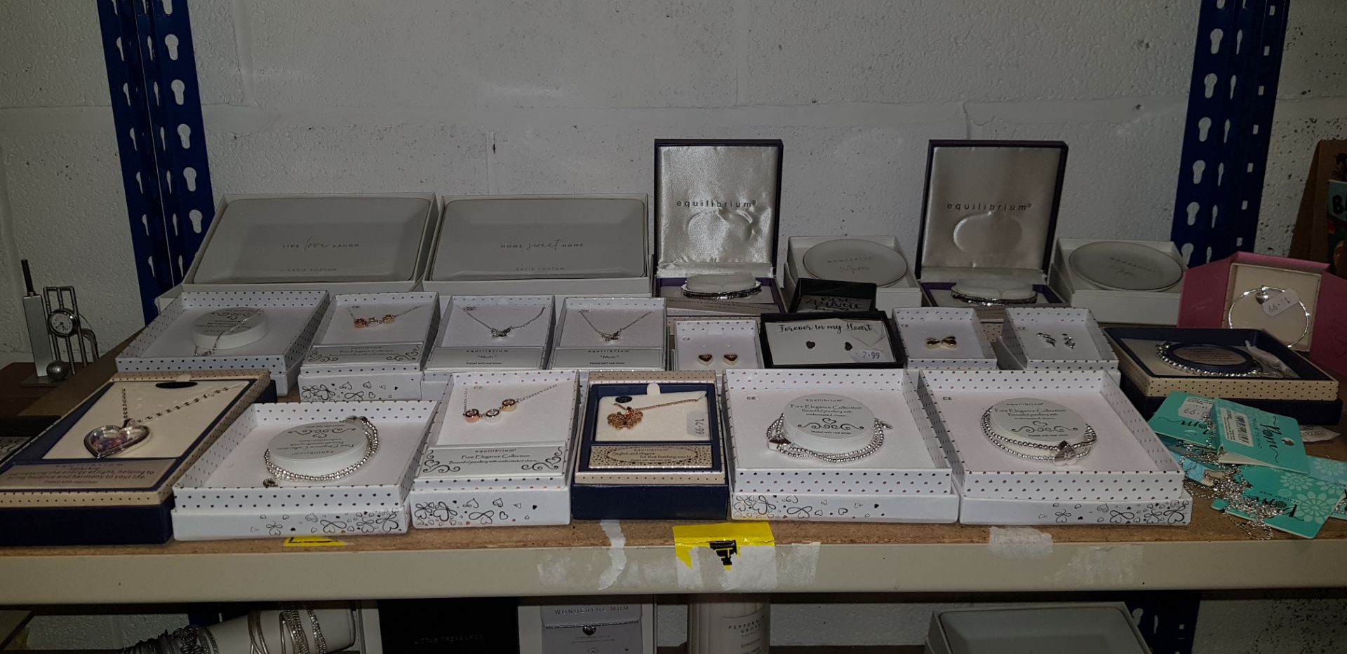 5 SHELVES BRAND NEW MIXED LOT CONTAINING LARGE AMOUNT OF JEWELLERY TO INLCUDE BRACELETS / NECKLACE / - Image 3 of 6