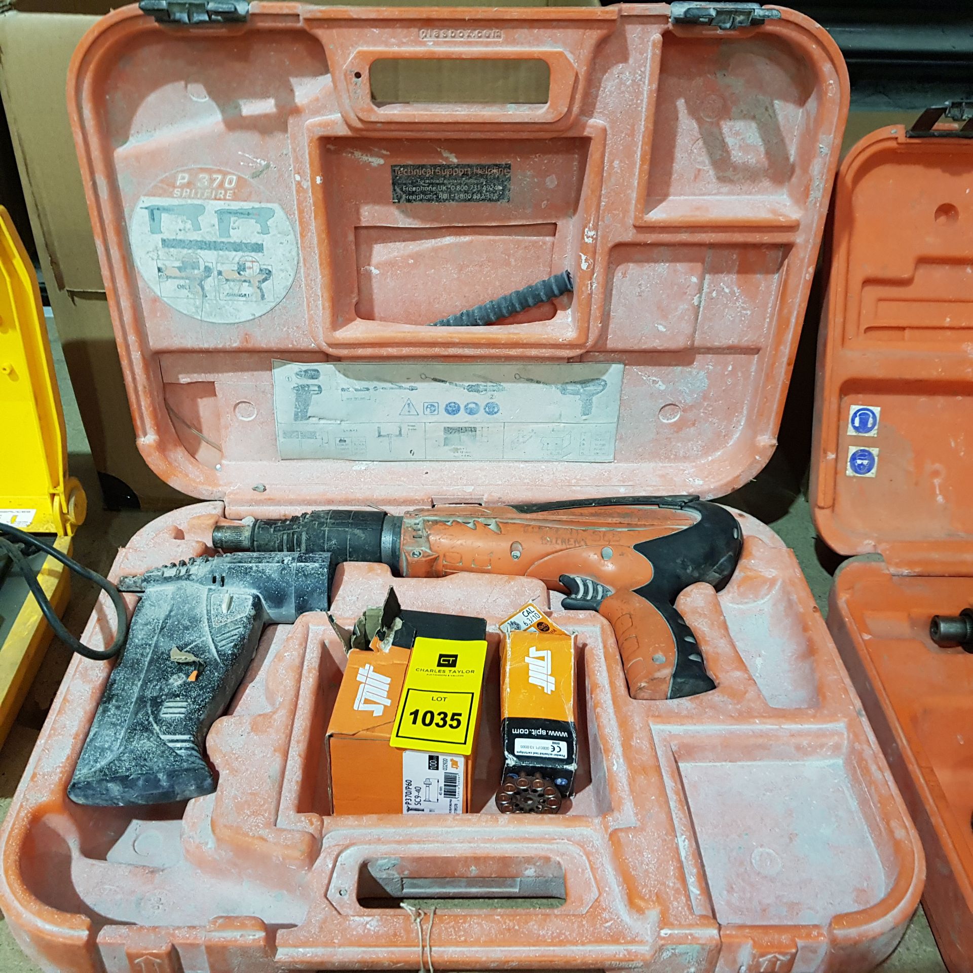1 X PASLODE P 370 SPITFIRE NAIL GUN INCLUDES CARRY CASE / BOX OF NAILS / AND GUN POWDER SHELLS (