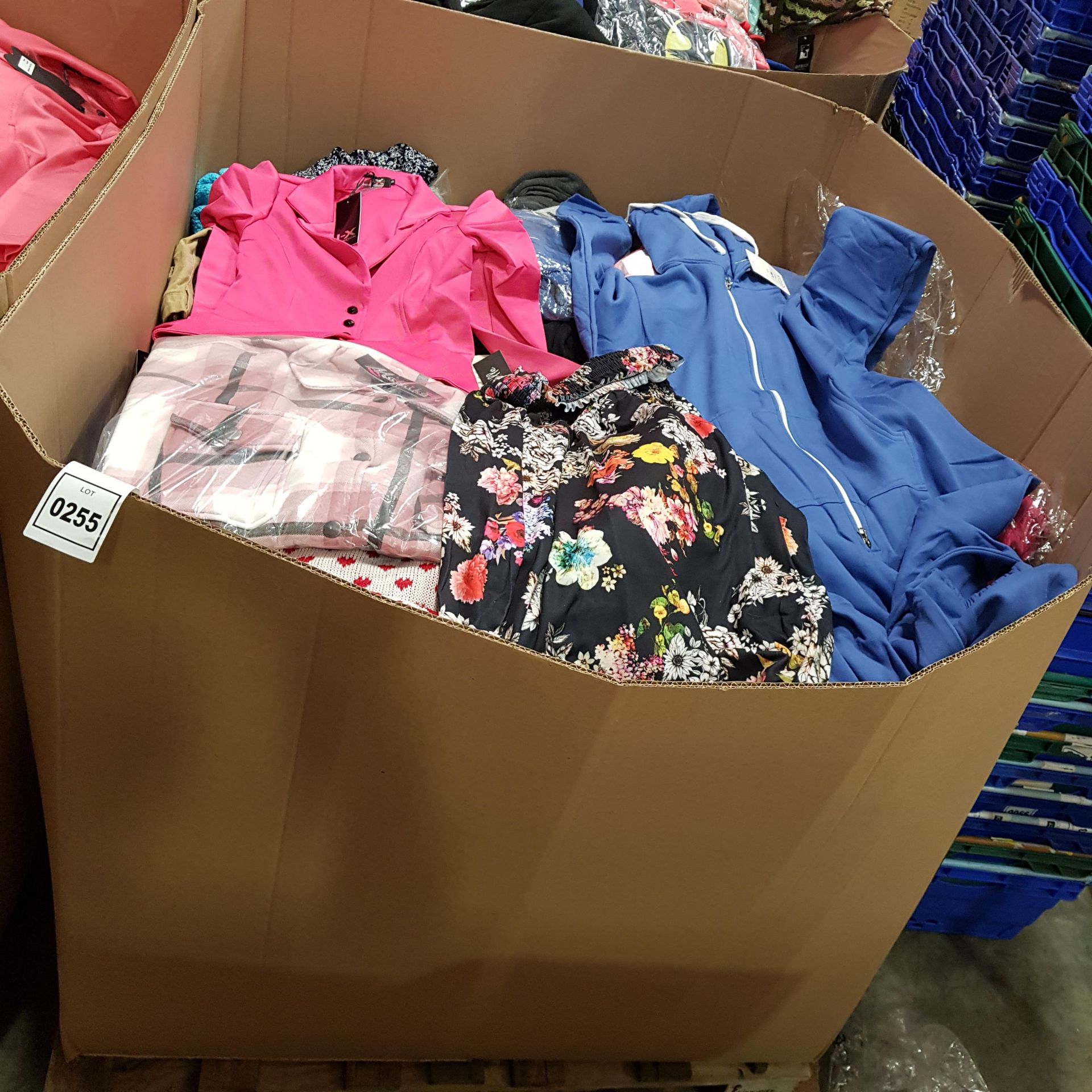 FULL PALLET OF VARIOUS CLOTHING CONTAINING NOUVELLE HOODIES / I-X LONDON PINK CROP TOPS / FLORAL