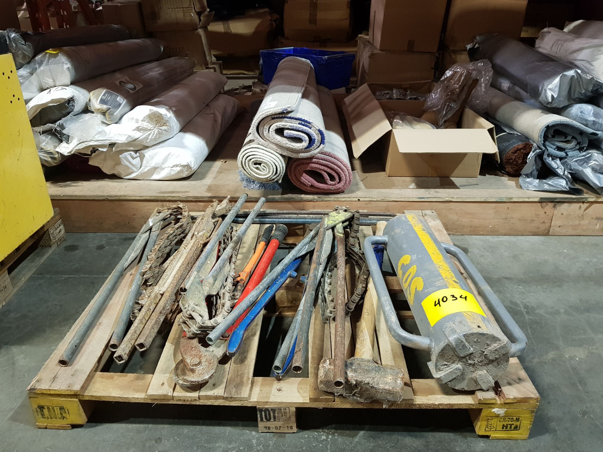 PALLET OF MIXED TOOLS TO INCLUDE POST KNOCKER / SLEDGEHAMMER / CABLE CUTTER / INDUSTRIAL PIPE CUTTER