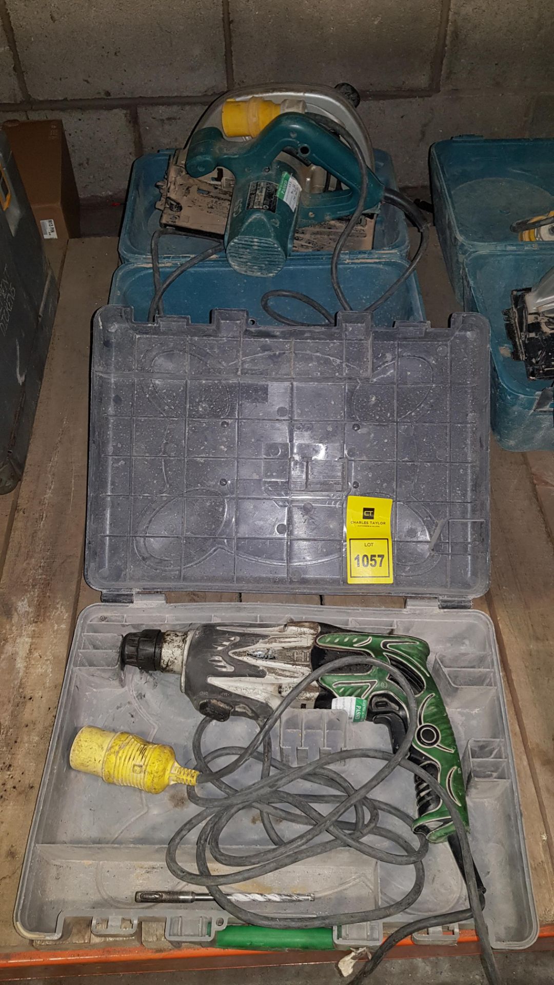 2 PIECE MIXED TOOL LOT CONTAINING 1 X HITACHI SDS DRILL ( DH24PC3 ) AND 1 X MAKITA CIRCULAR SAW