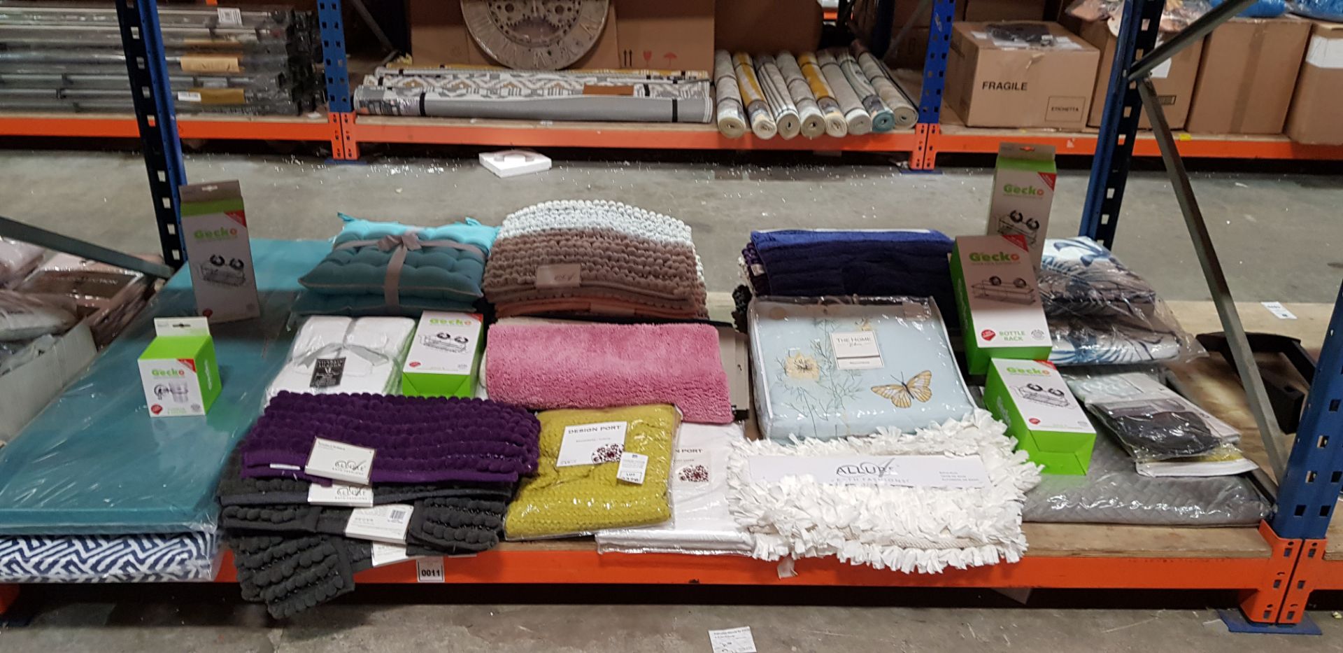 FULL BAY MIXED HOMEWARE LOT CONTAINING ALLURE BATH MATS IN VARIOUS STYLES - THE HOME BEDSPREAD -
