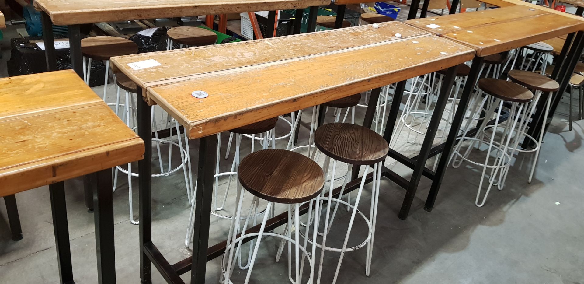 1 X WOODEN TOP TABLE WITH 4 X BAR STOOL CHAIRS - SIZE 110CM X 50CM X 167CM
