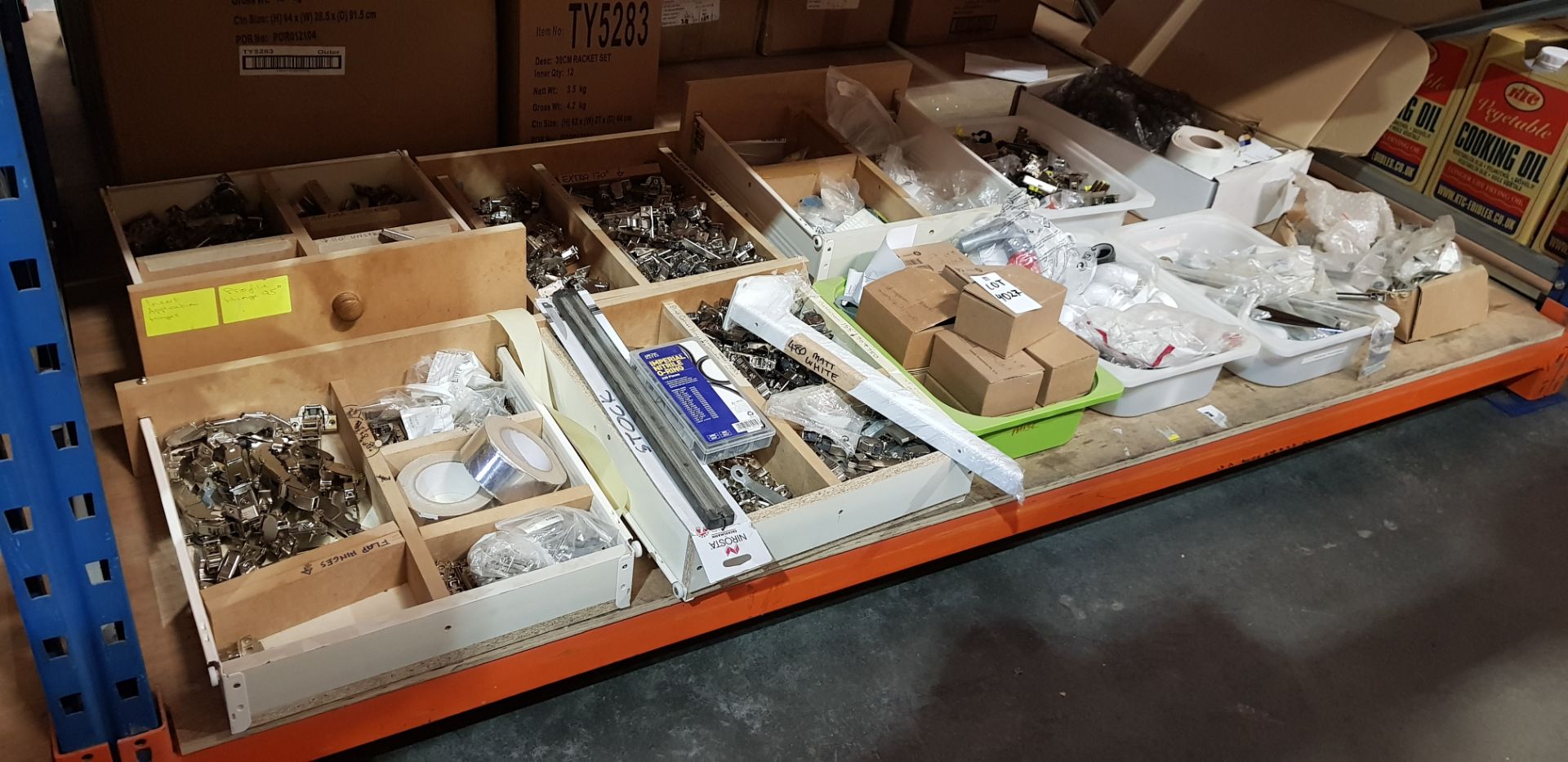 FULL BAY MIXED KITCHEN FITTINGS LOT CONTAINING WALL BRACKETS / KITCHEN TAP BRACKETS/ KITCHEN DOOR