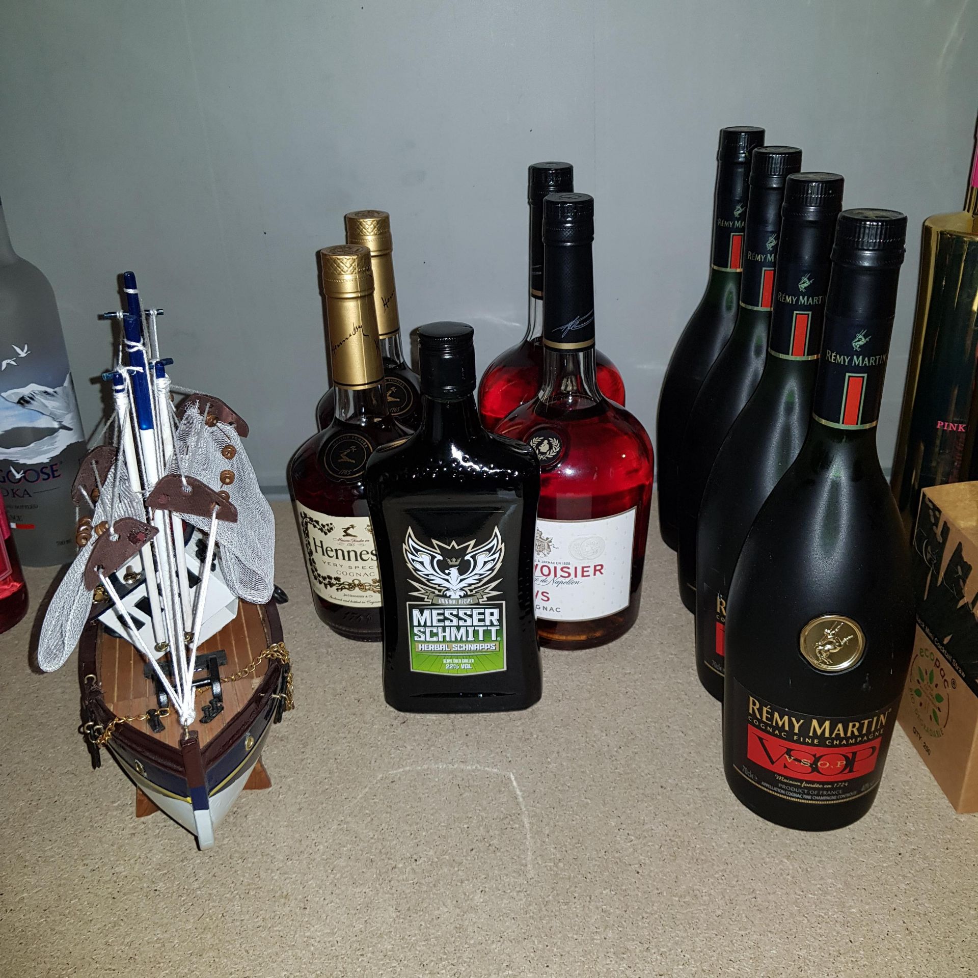 9 X BRAND NEW MIXED ALCOHOL LOT CONTAINING - 4X REMY MARTIN CHAMPAGNE 70CL - 2X HENNESSY COGNAC 70CL