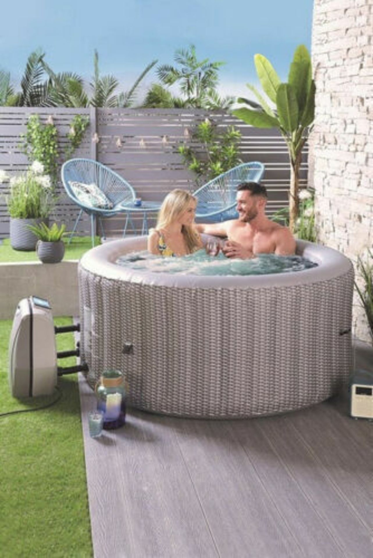 1 X STUDIO 4 SEATER ROUND RATTAN LAZY SPA WITH PUMP IN ORGINAL PACKAGING - BOX SIZE - 58 X 51 X 57.5