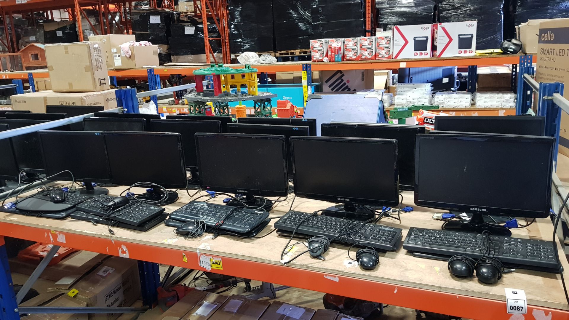 FULL BAY ELECTRONIC MIXED LOT CONTAINING 15 X SAMSUNG MONITORS, 10 X KEYBOARDS (HP & MICROSOFT)