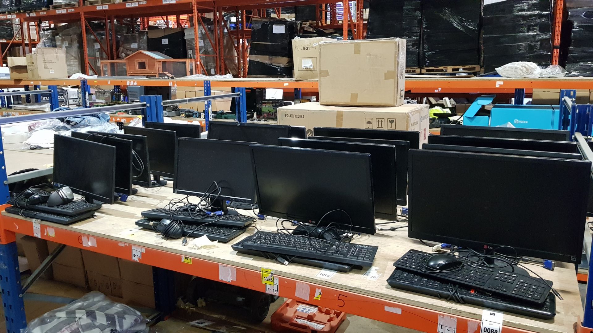 FULL BAY ELECTRONIC MIXED LOT CONTAINING 16 X PC MONITORS (LG & AOC), 8 X KEYBOARDS AND 7 X COMPUTER