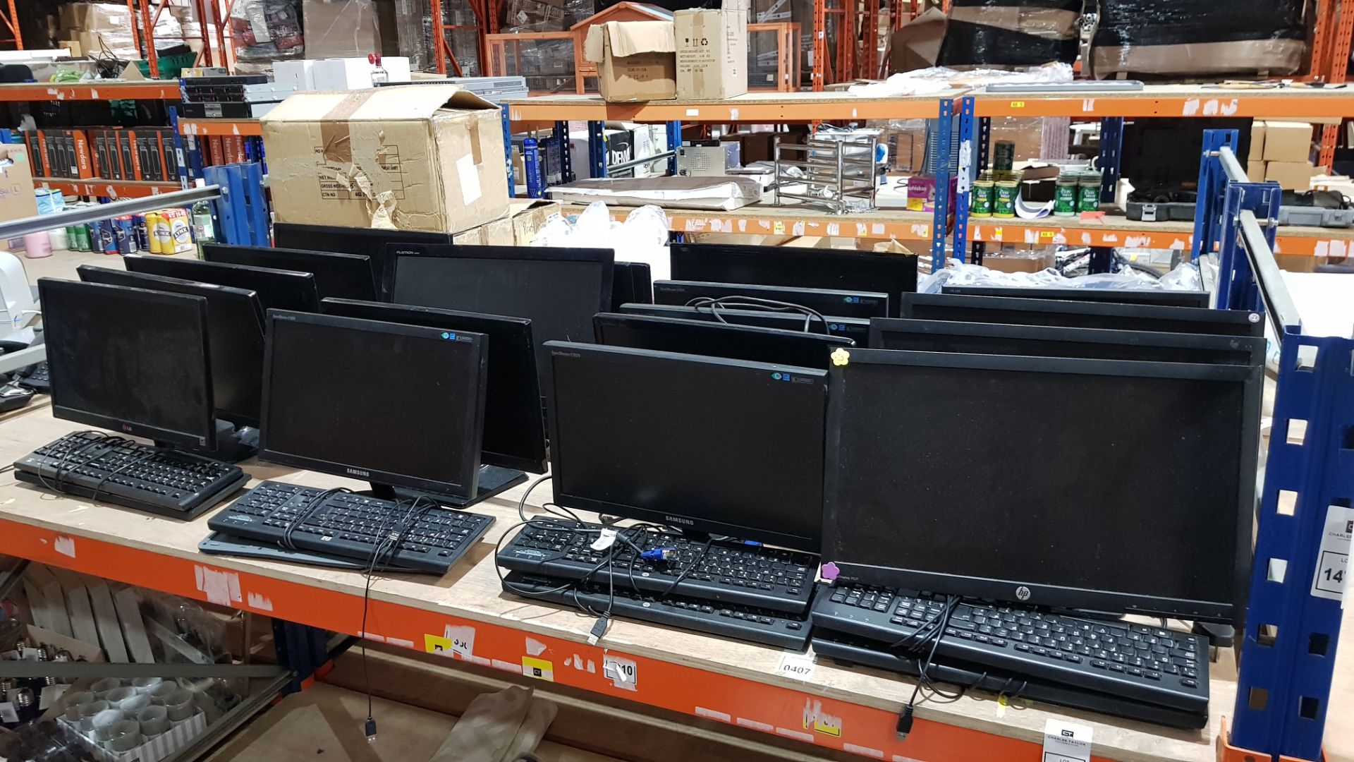 FULL BAY ELECTRONIC MIXED LOT CONTAINING 20 X PC MONITORS (SAMSUNG, LG & HP) AND 8 X KEYBOARDS