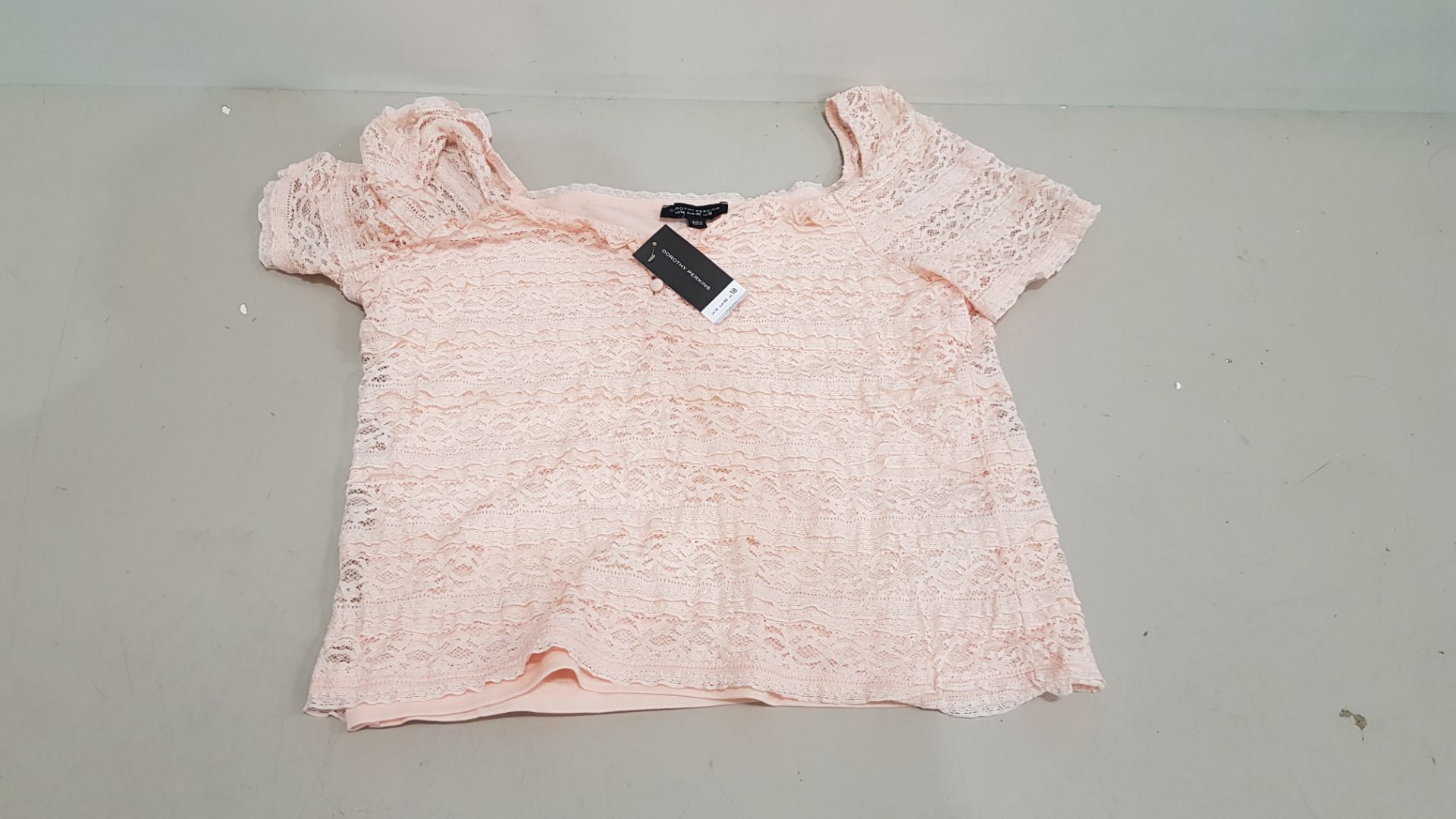 25 X BRAND NEW DOROTHY PERKINS WOMANS CROP TOPS IN LIGHT PINK COLOUR - ALL IN VARIOUS SIZES TO