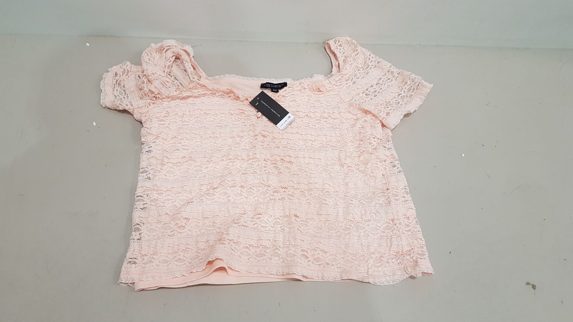 25 X BRAND NEW DOROTHY PERKINS WOMANS CROP TOPS IN LIGHT PINK COLOUR - ALL IN VARIOUS SIZES TO