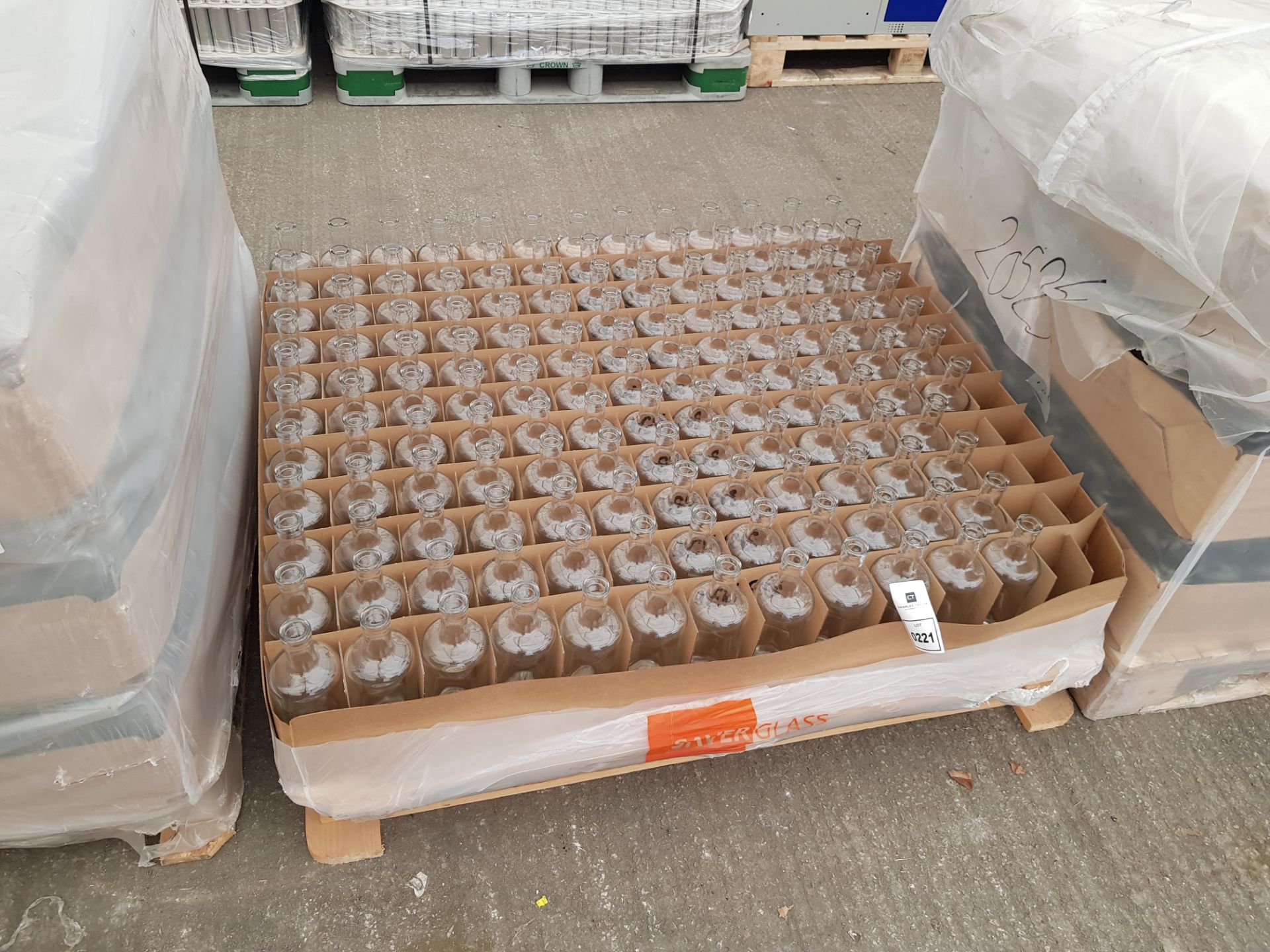 139 X BRAND NEW SAVER GLASS OXYGEN 75CL GLASS BOTTLES CORK TOP (HEIGHT 26CM) ON 1 PALLET. - Image 2 of 2