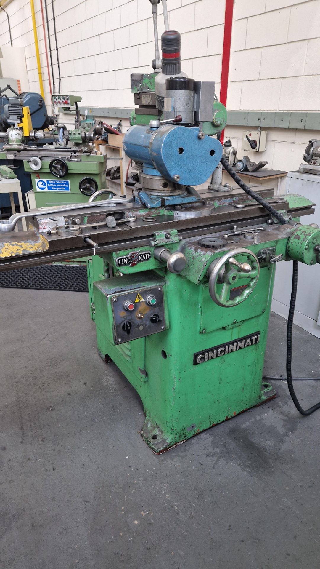 CINCINATTI CONVENTIONAL GRINDING MACHINE TOOL, SERIAL NUMBER CT 6804-10 WITH ASSOCIATED SPARES/TOOLS