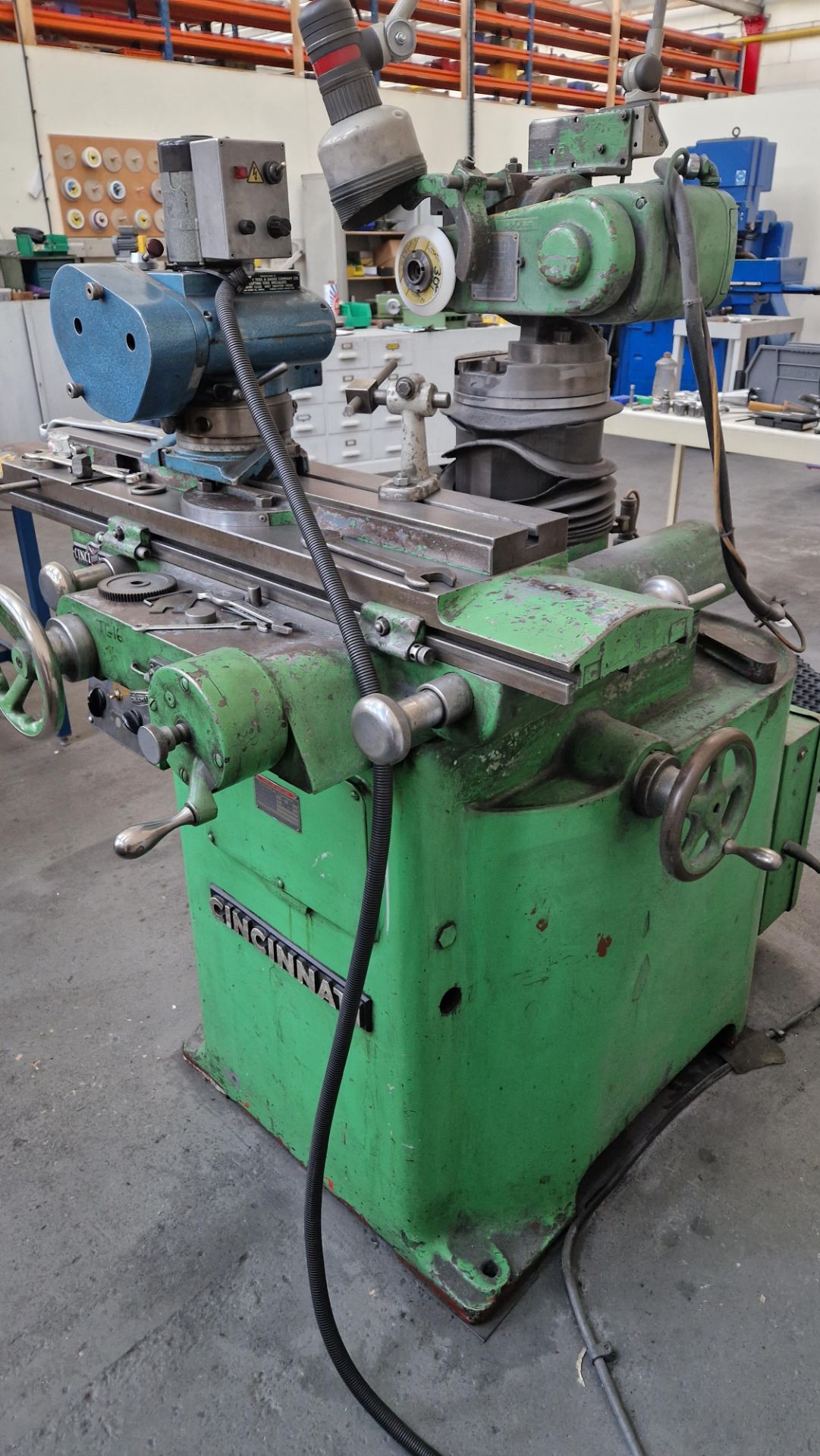 CINCINATTI CONVENTIONAL GRINDING MACHINE TOOL, SERIAL NUMBER CT 6804-10 WITH ASSOCIATED SPARES/TOOLS - Image 2 of 3