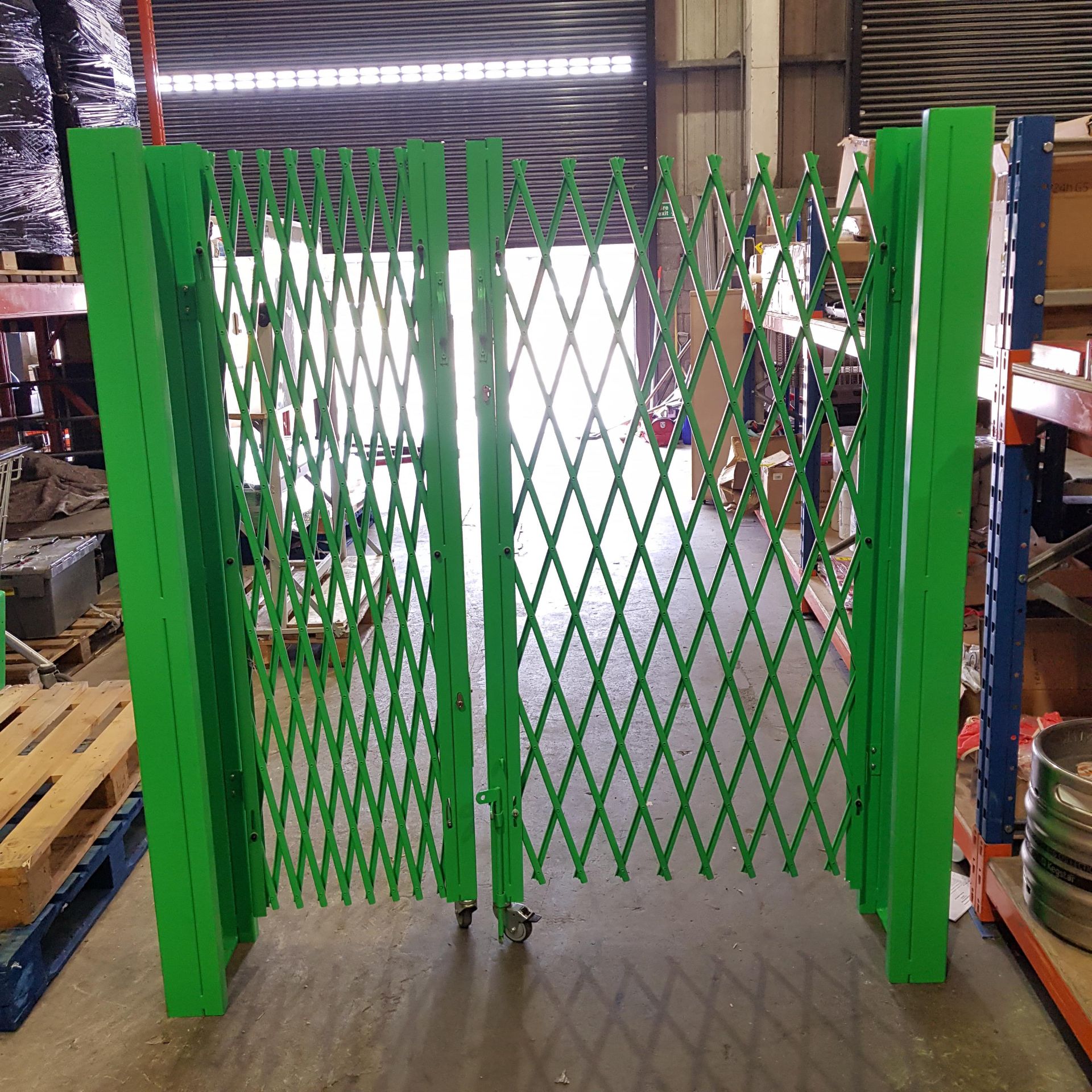 1 X METAL FOLDABLE SECURITY GATES 2 FIXED PILLARS LEFT AND RIGHT SIDES L-4M H-160