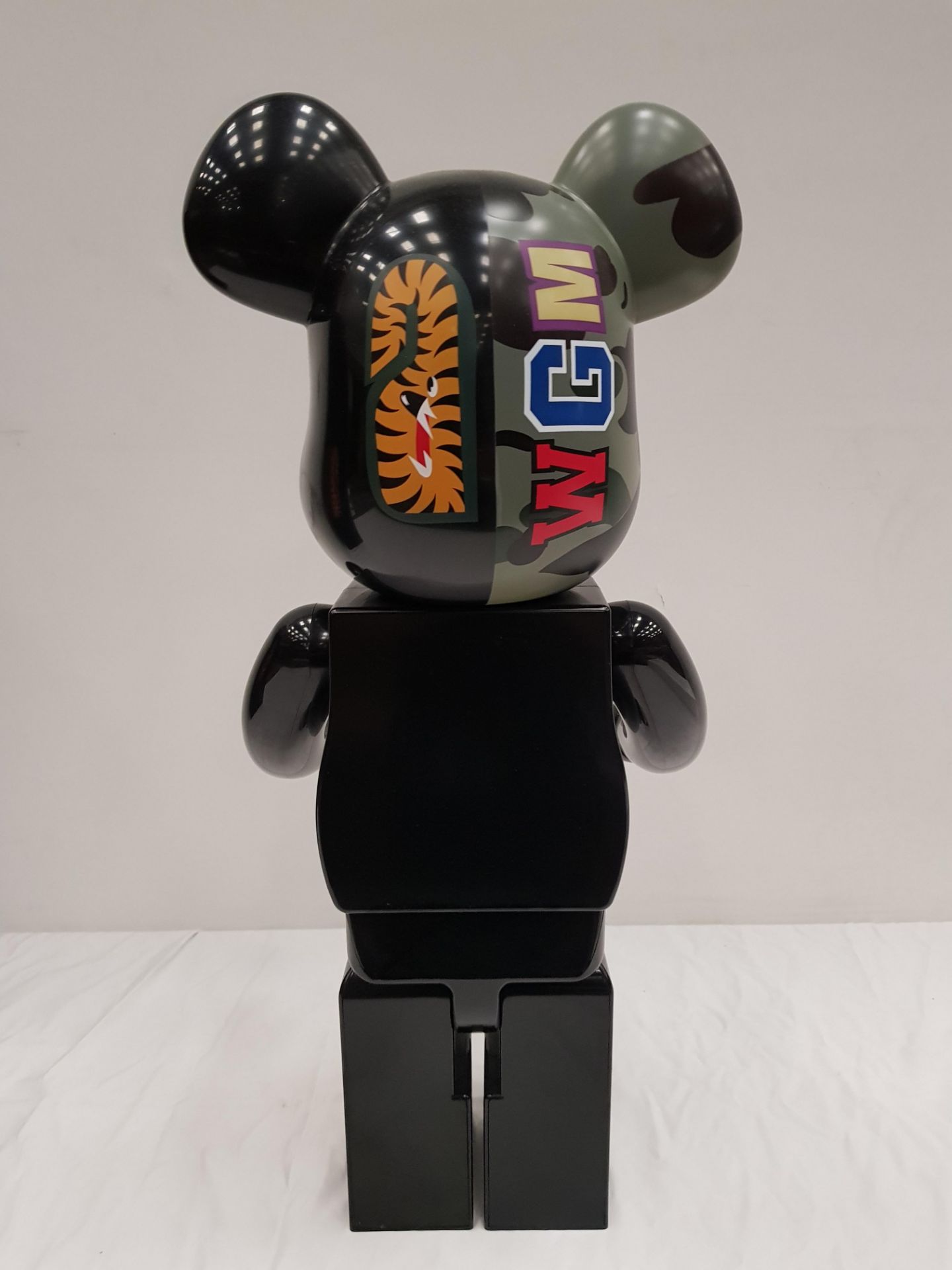 1 X BOXED BEARBRICK A BATHING APE 1ST CAMO SHARK BLACK 1000% - - COLLECTABLE ART FIGURES - 70 CM - Image 3 of 4